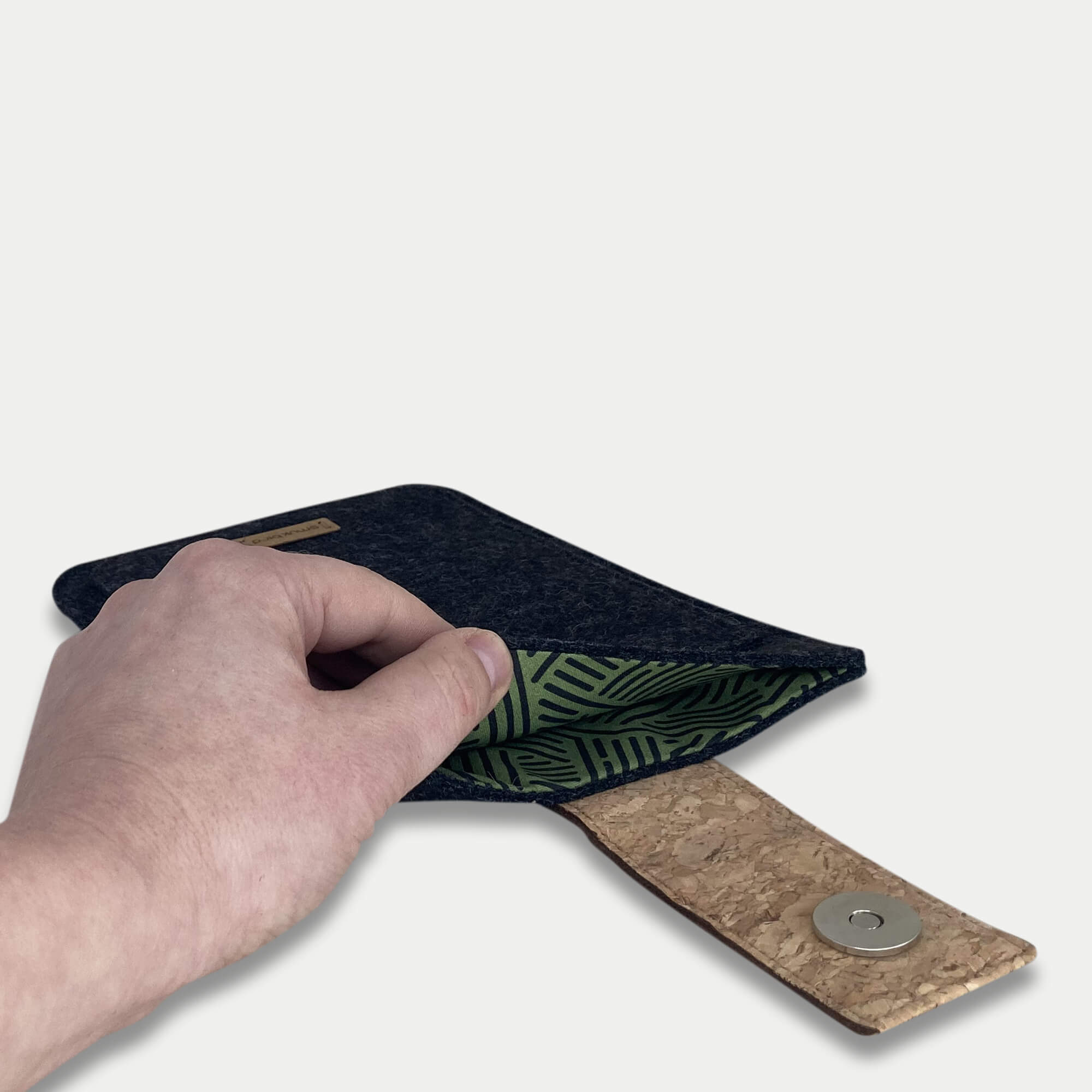 Hülle für PocketBook Color Note | mit Magnetverschluss und extra Fach | anthrazit - Stripes | Modell "HAKA"