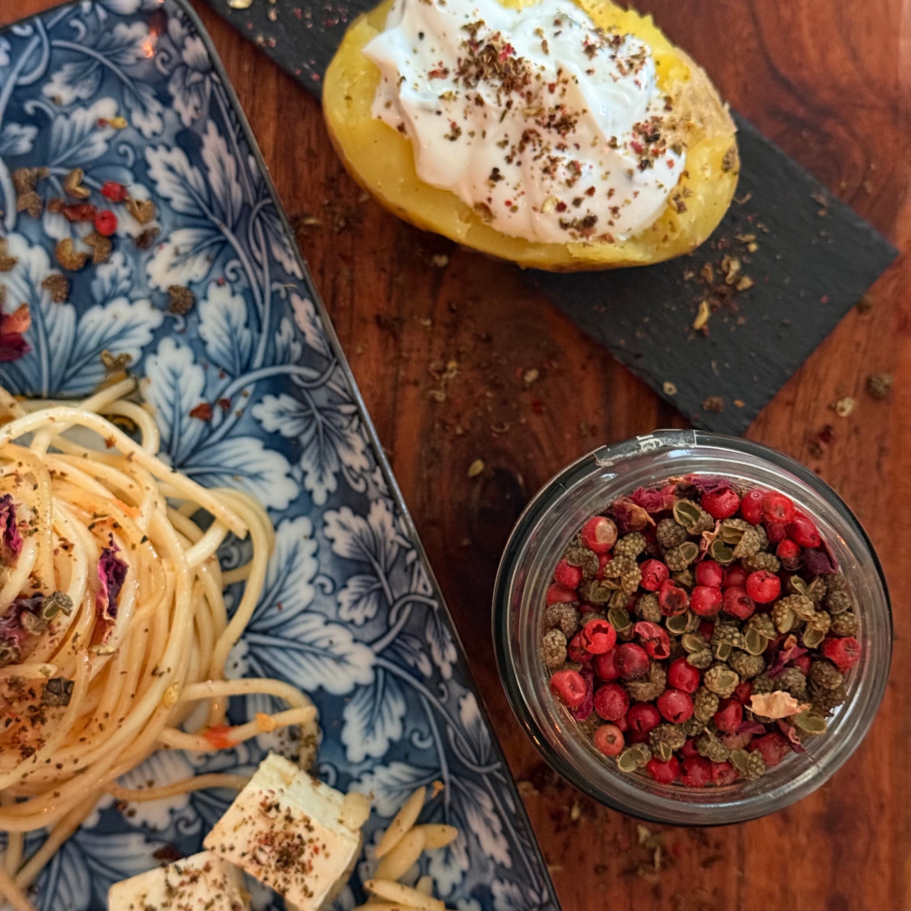Chili Rosen Pfeffer Gewürz Mit Floraler Schärfe Und Rosenblättern Für Würze Mit Charakter