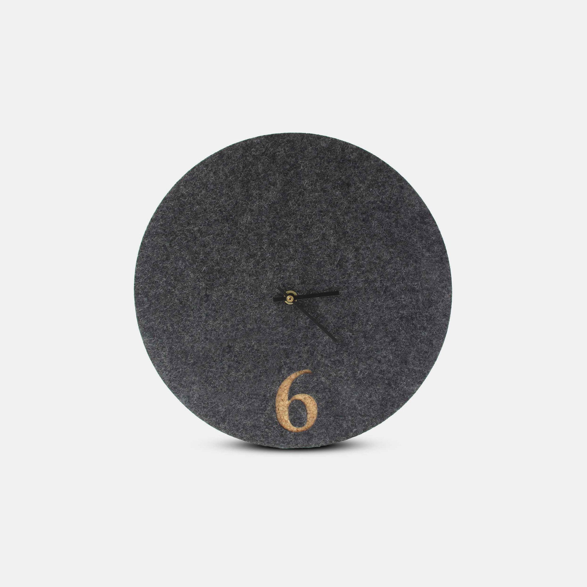 Wanduhr aus Filz und Kork 30 cm | anthrazit - schwarz | Design: Aarhus