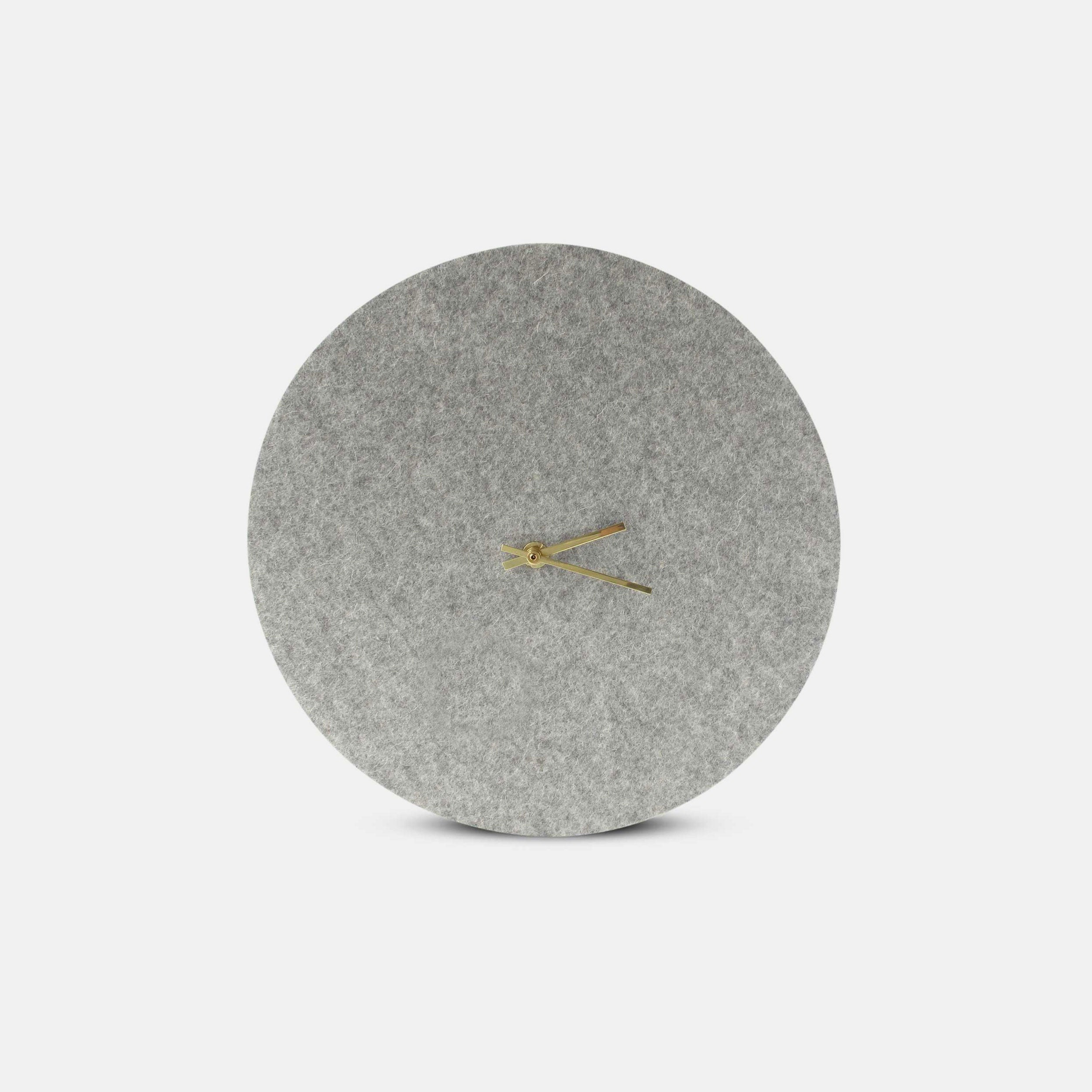 Wanduhr aus Filz und Kork 30 cm | hellgrau - gold | Design: Aalborg