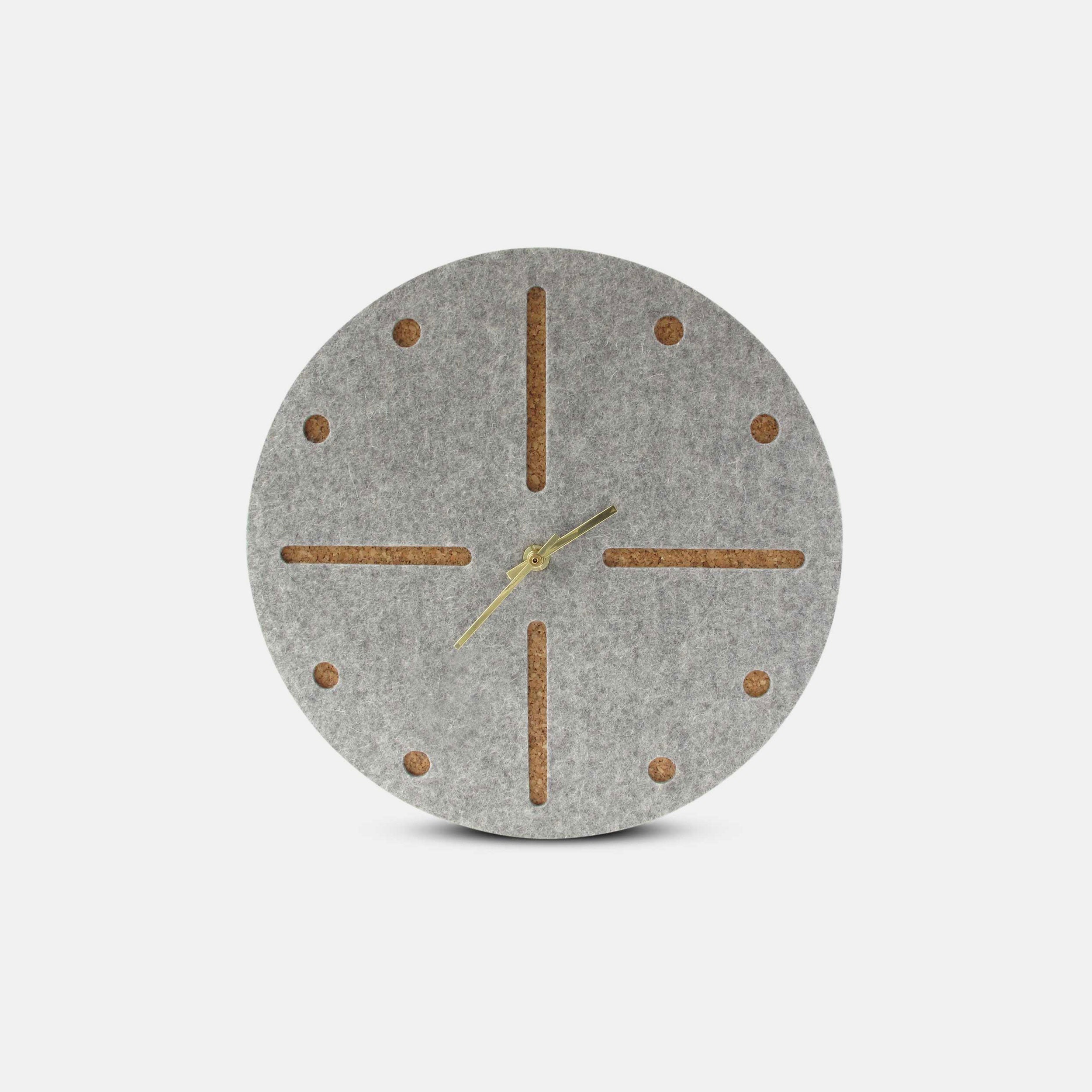 Wanduhr aus Filz und Kork 30 cm | hellgrau - gold | Design: Odense