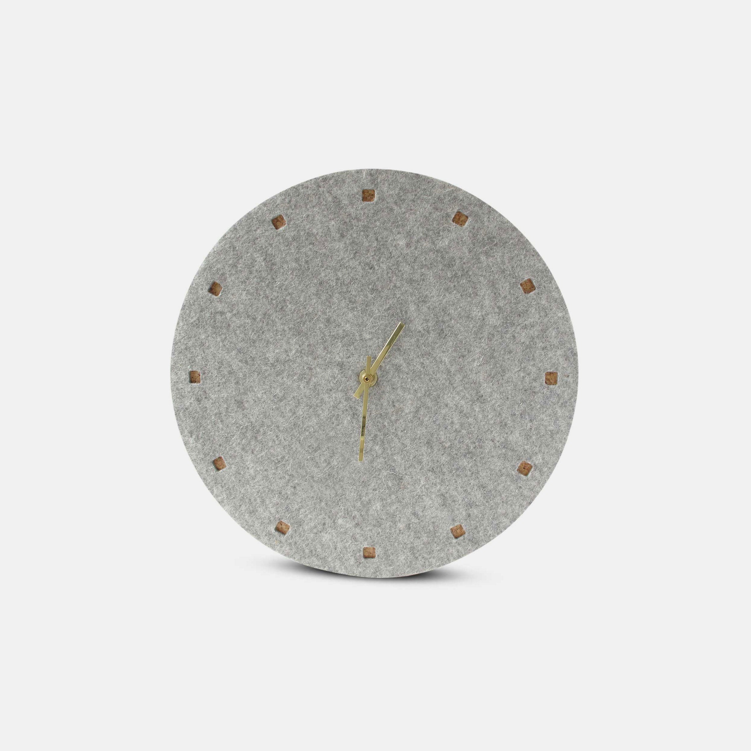 Wanduhr aus Filz und Kork 30 cm | hellgrau - gold | Design: Esbjerg