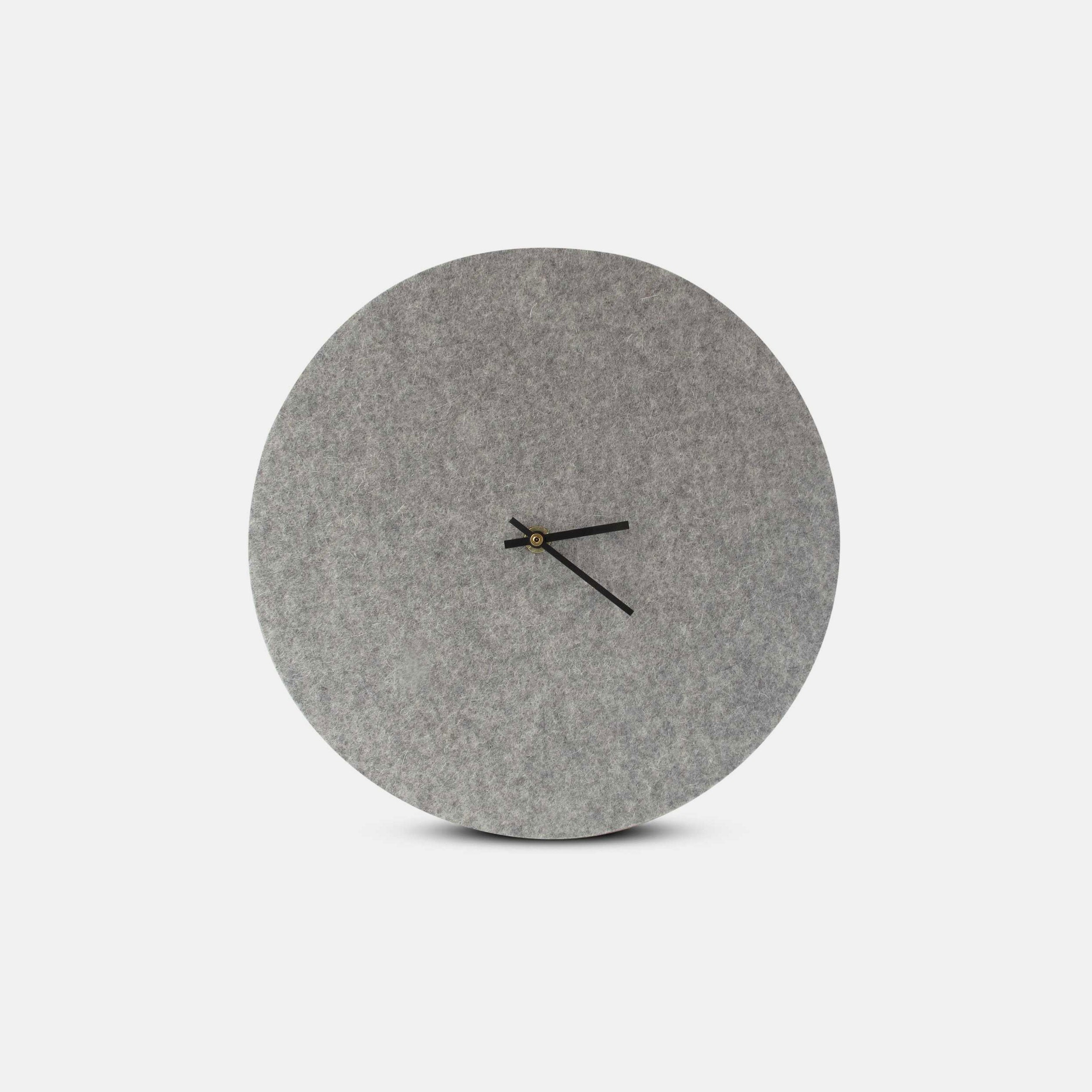 Wanduhr aus Filz und Kork 30 cm | hellgrau - schwarz | Design: Aalborg