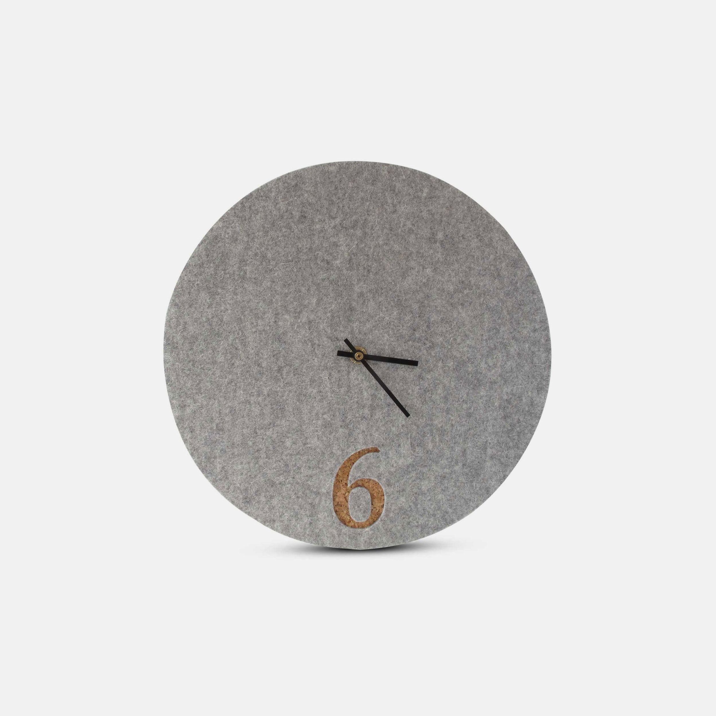 Wanduhr aus Filz und Kork 30 cm | hellgrau - schwarz | Design: Aarhus