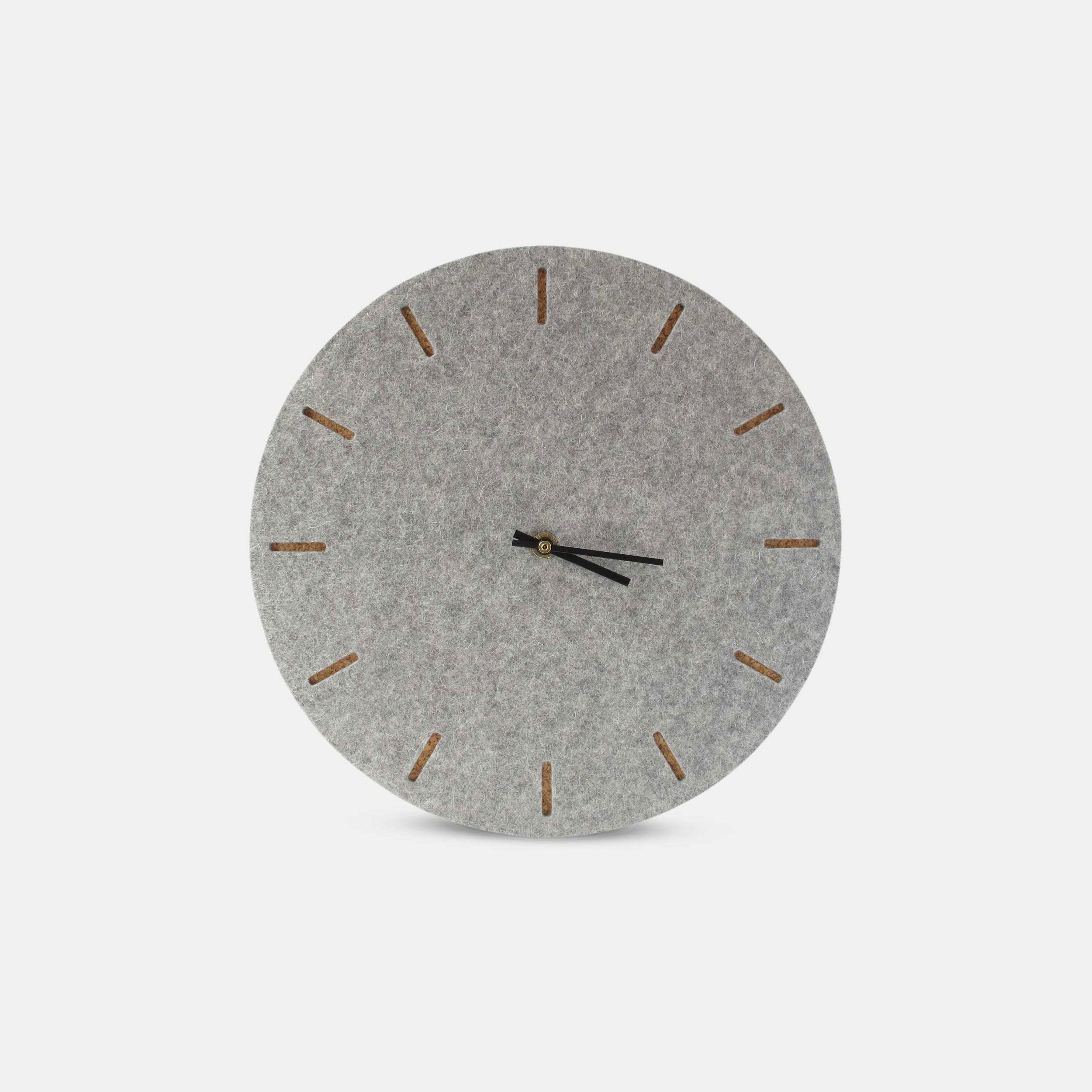 Wanduhr aus Filz und Kork 30 cm | hellgrau - schwarz | Design: Kopenhagen