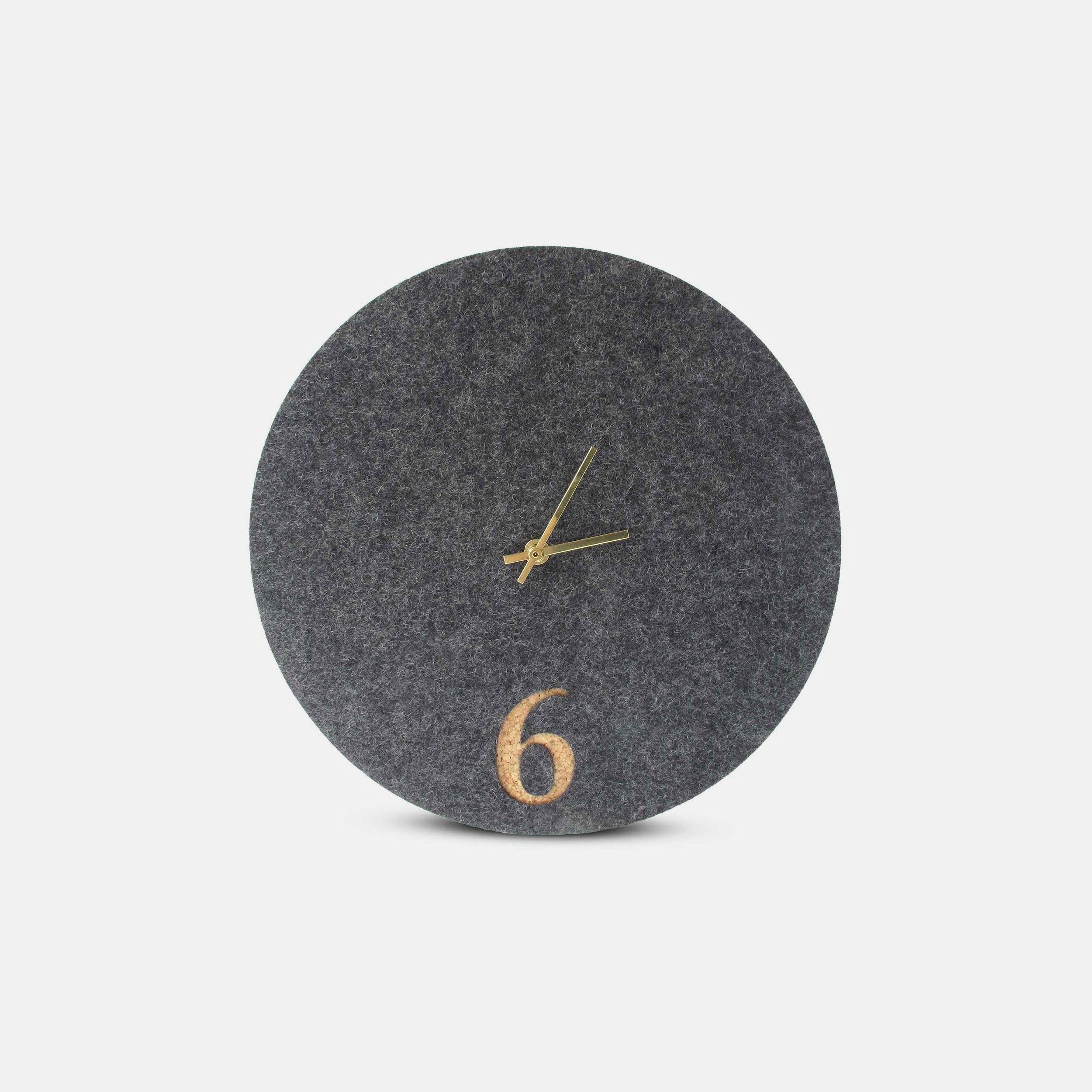Wanduhr aus Filz und Kork 30 cm | anthrazit - gold | Design: Aarhus