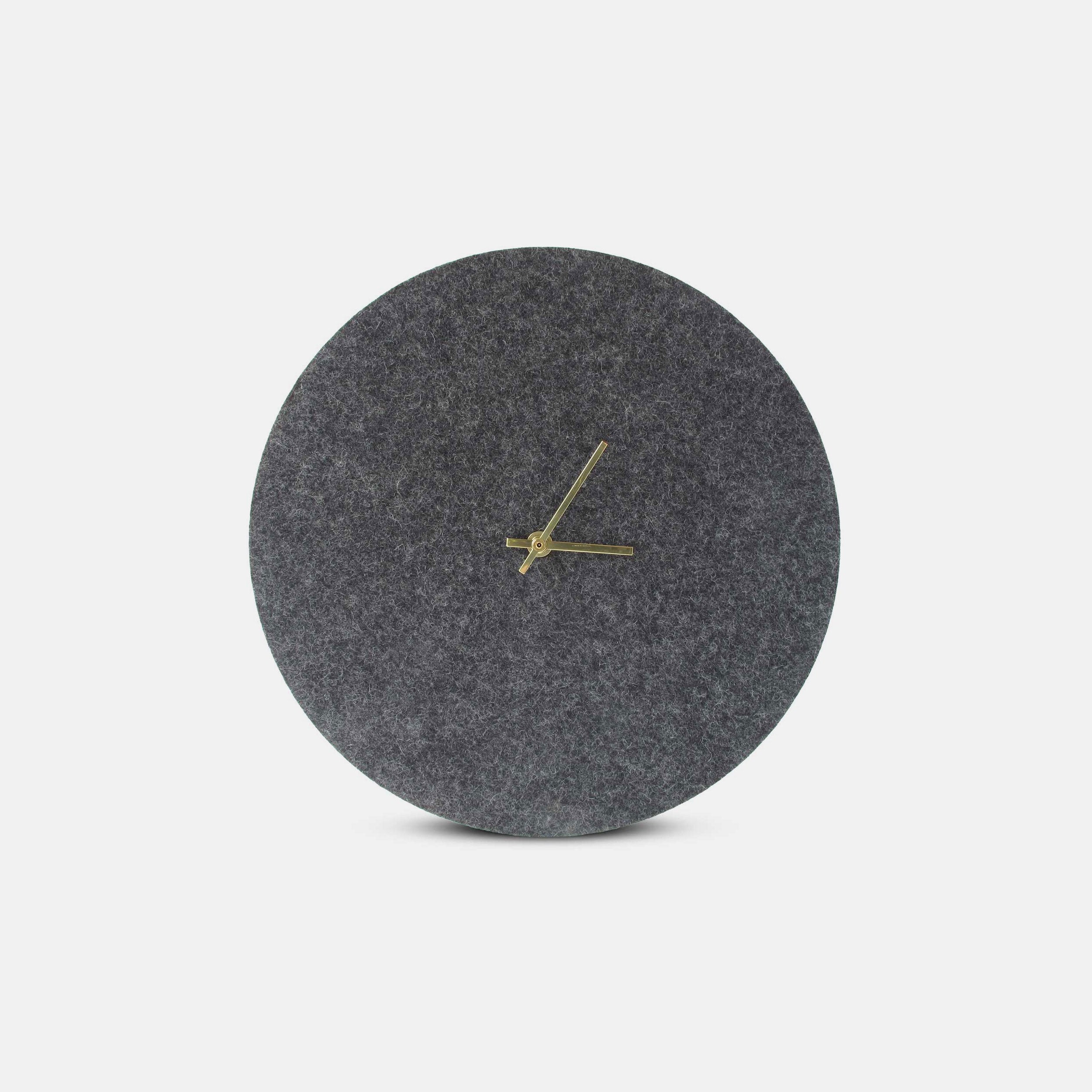 Wanduhr aus Filz und Kork 30 cm | anthrazit - gold | Design: Aalborg