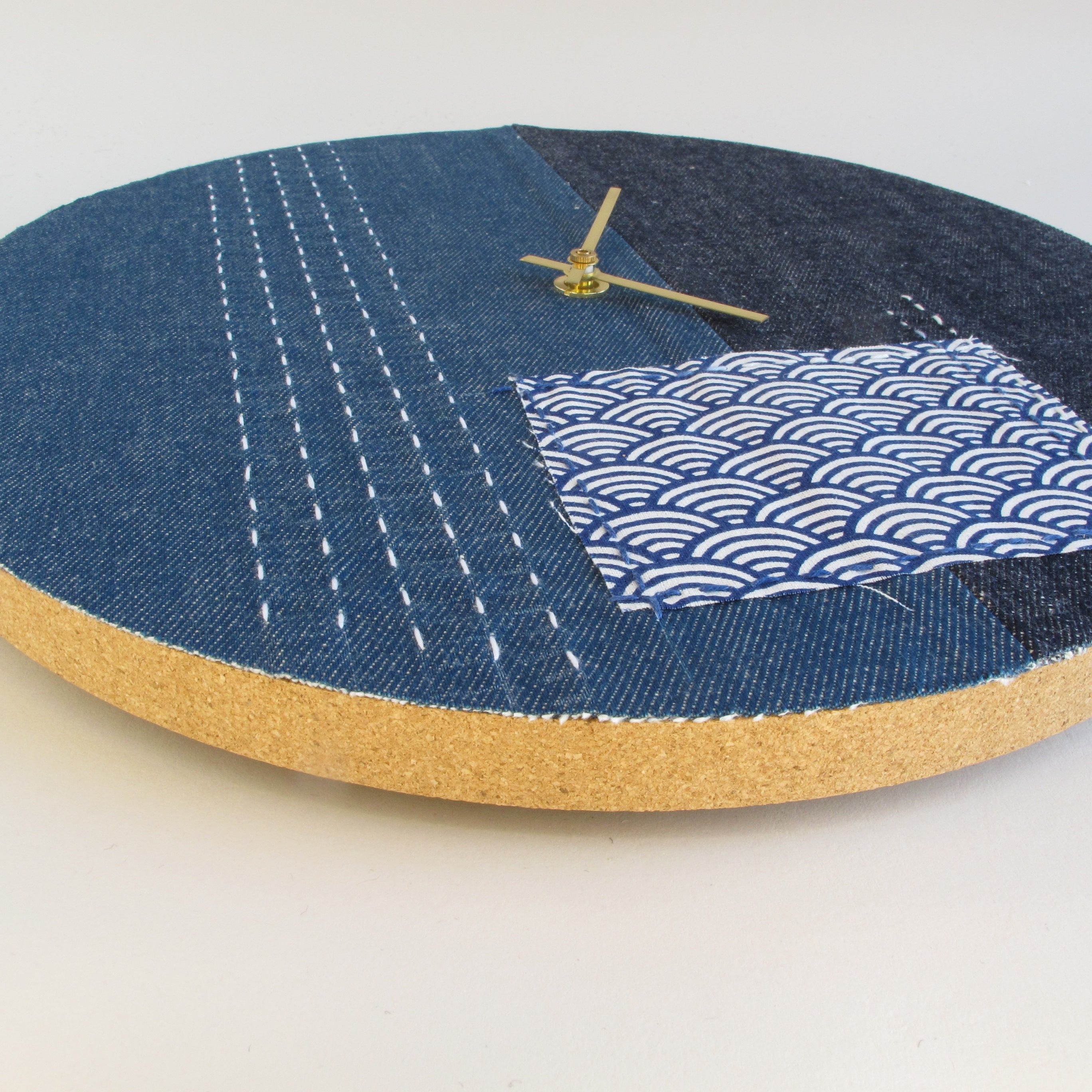 Wanduhr Wabi Sabi Denim rund 30 cm | Denim - Gold | Design: Nagoya