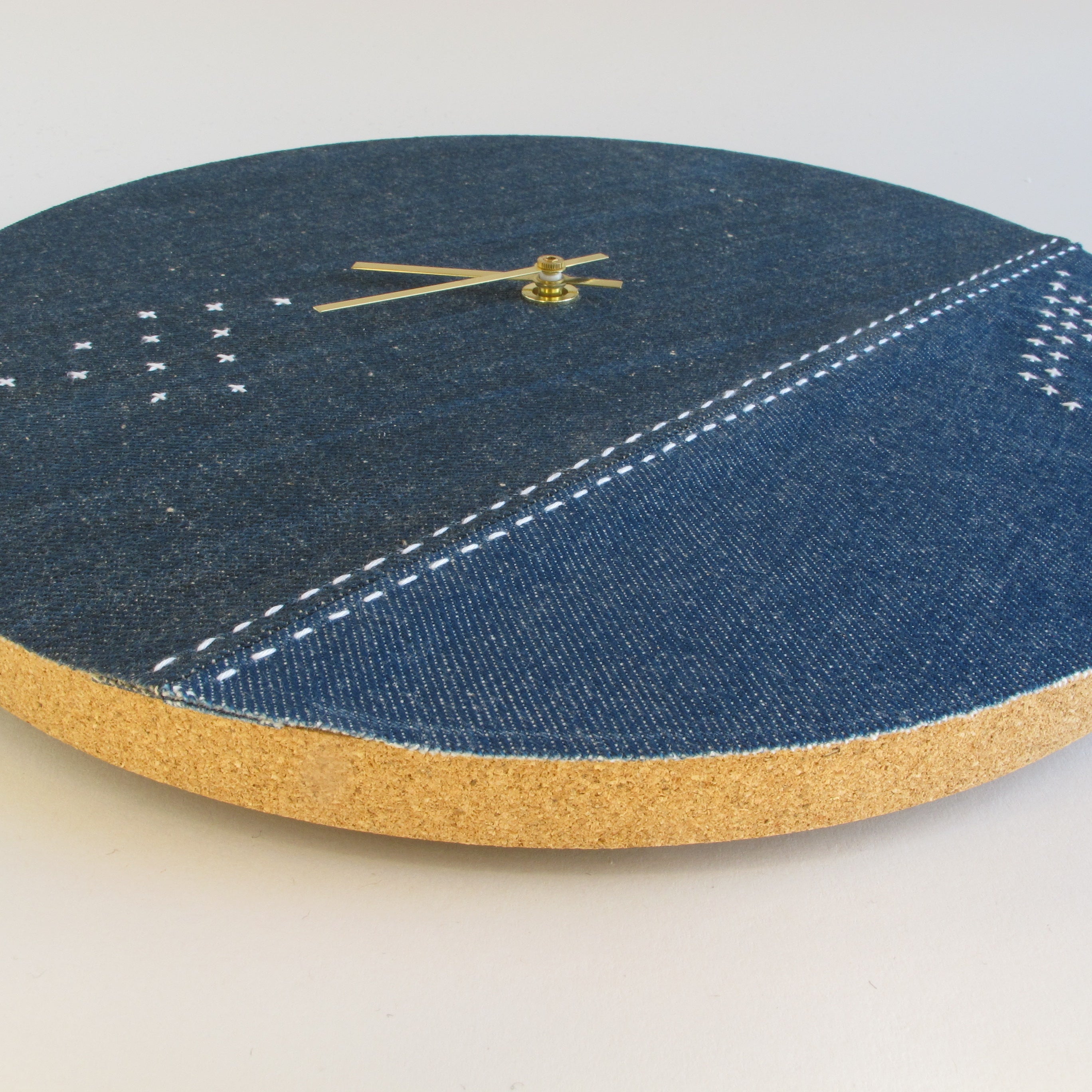 Wanduhr Wabi Sabi Denim rund 30 cm | Denim - Gold | Design: Yokohama