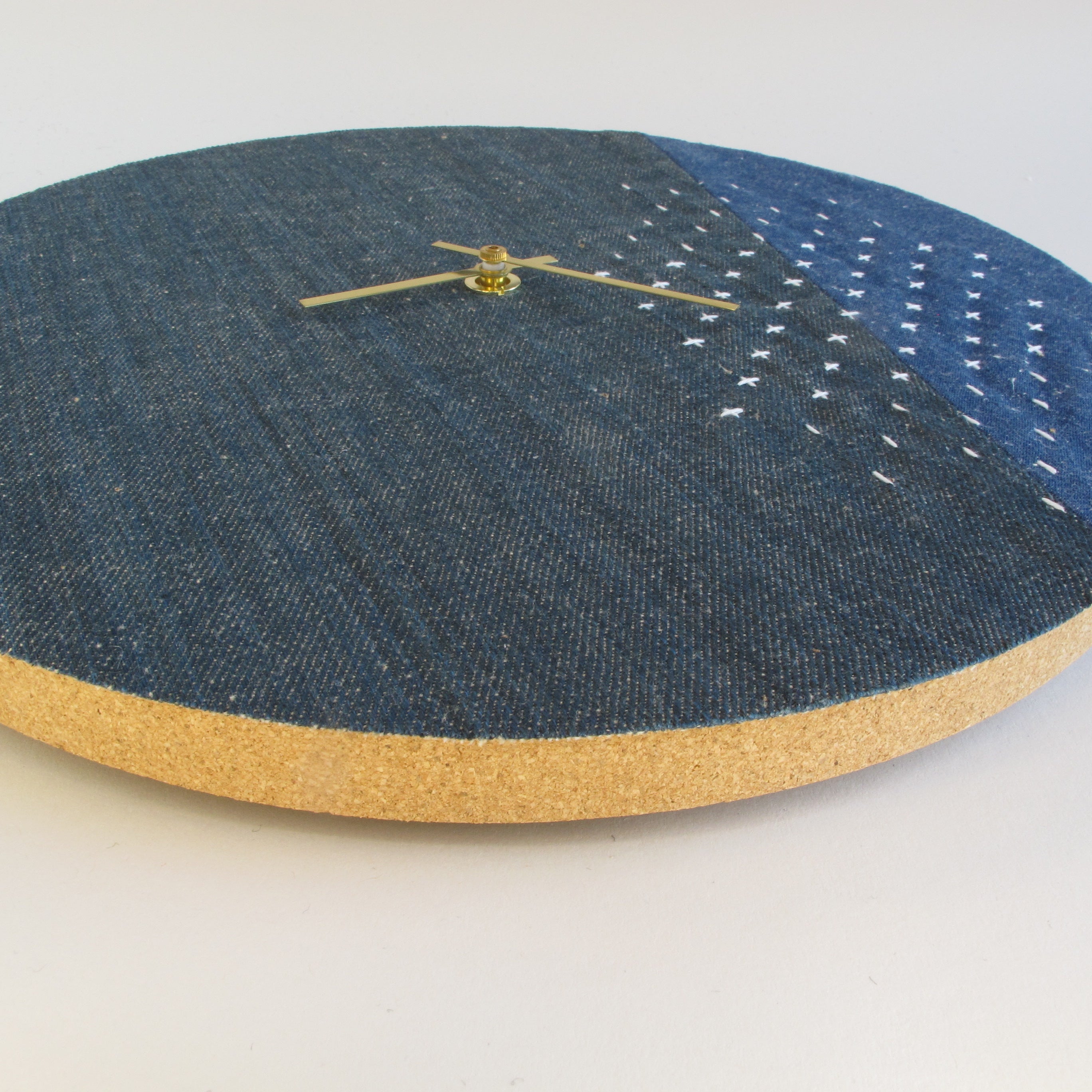 Wanduhr Wabi Sabi Denim rund 30 cm | Denim - Gold | Design: Sapporo
