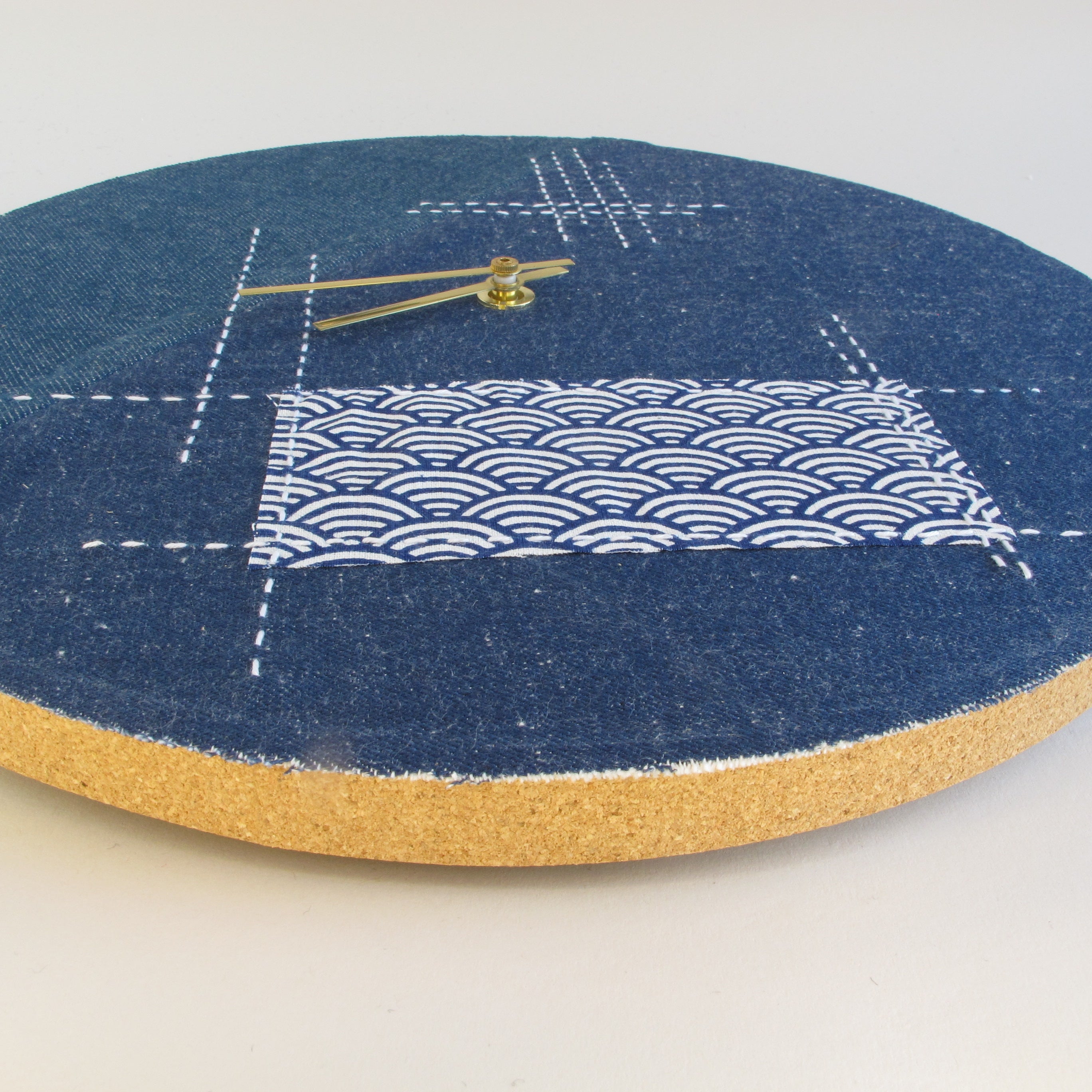 Wanduhr Wabi Sabi Denim rund 30 cm | Denim - Gold | Design: Tokio