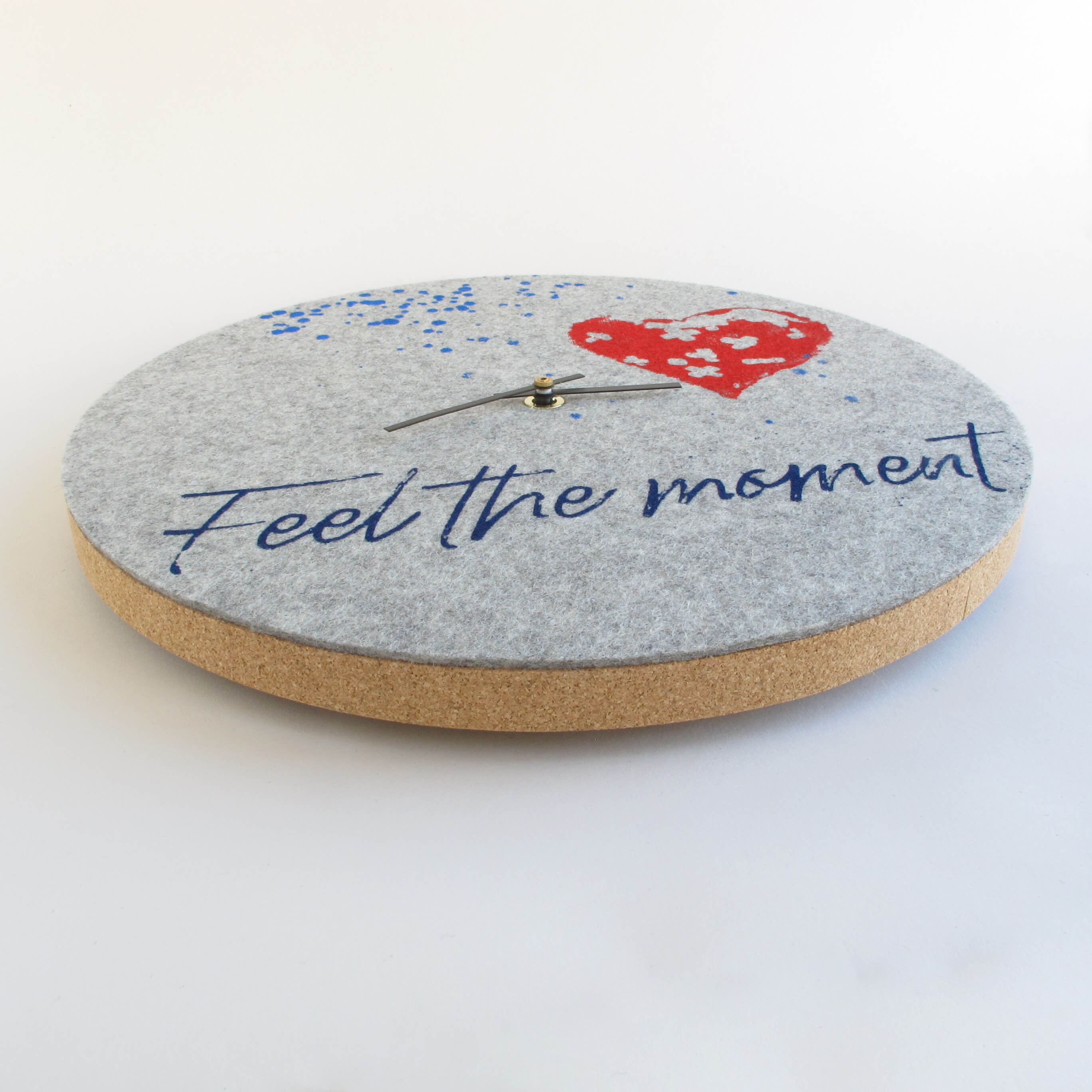 Wanduhr aus Filz und Kork 30 cm | Design "Herz" by Anja Streese