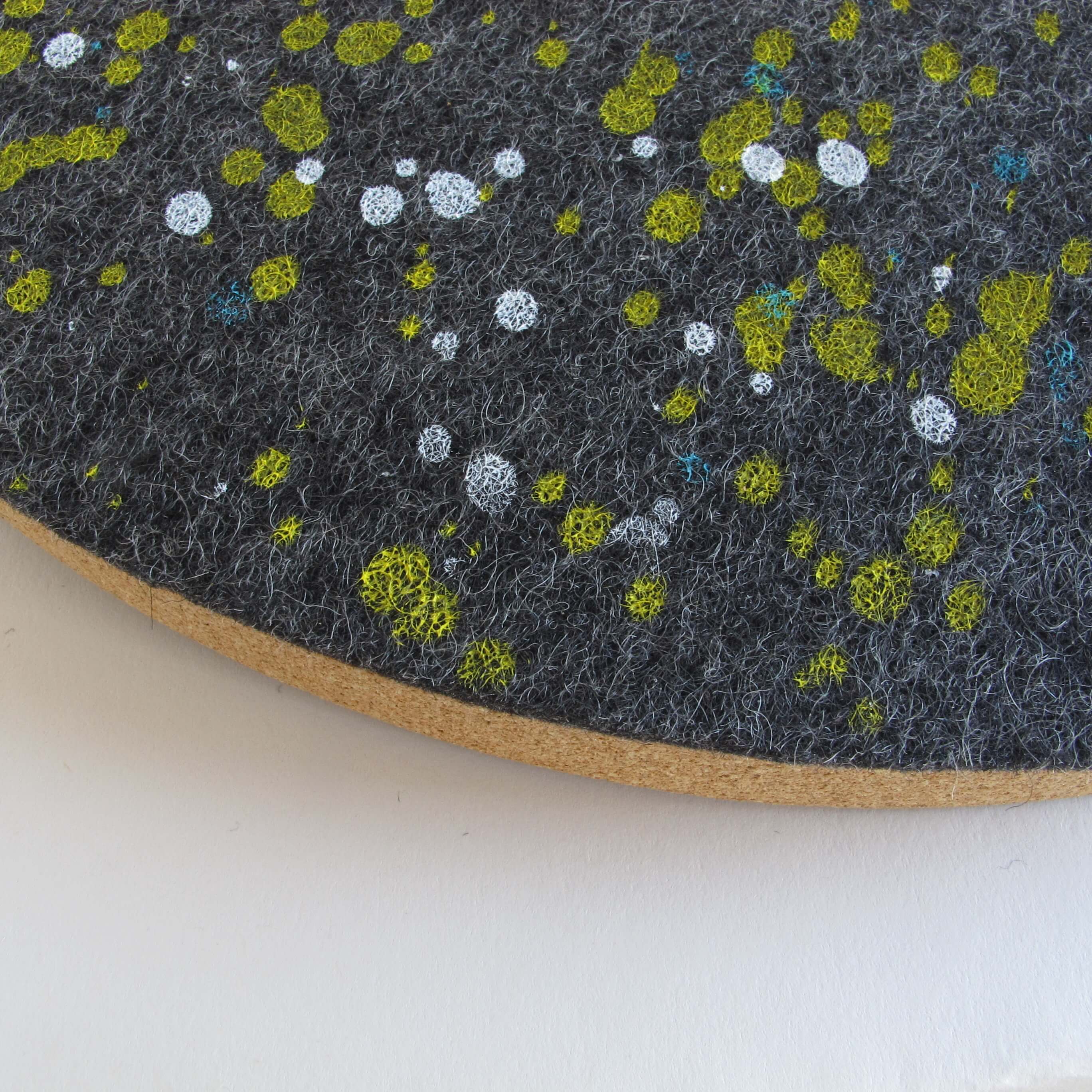 Wanduhr aus Filz und Kork 30 cm | Design "Dots" by Anja Streese