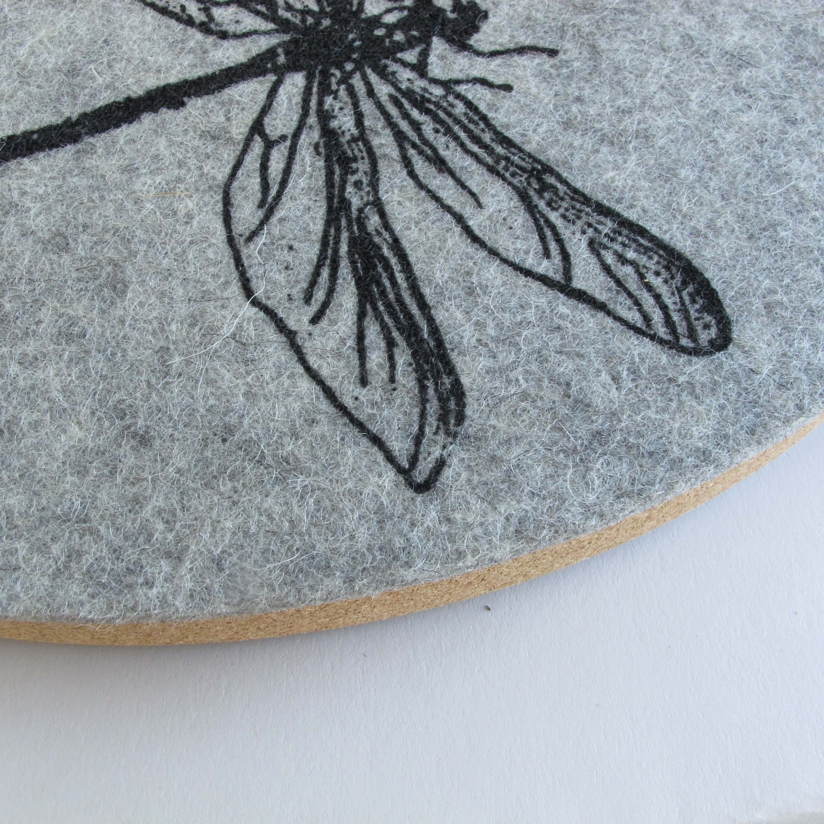 Wanduhr aus Filz und Kork 30 cm | Design "Libelle" by Anja Streese