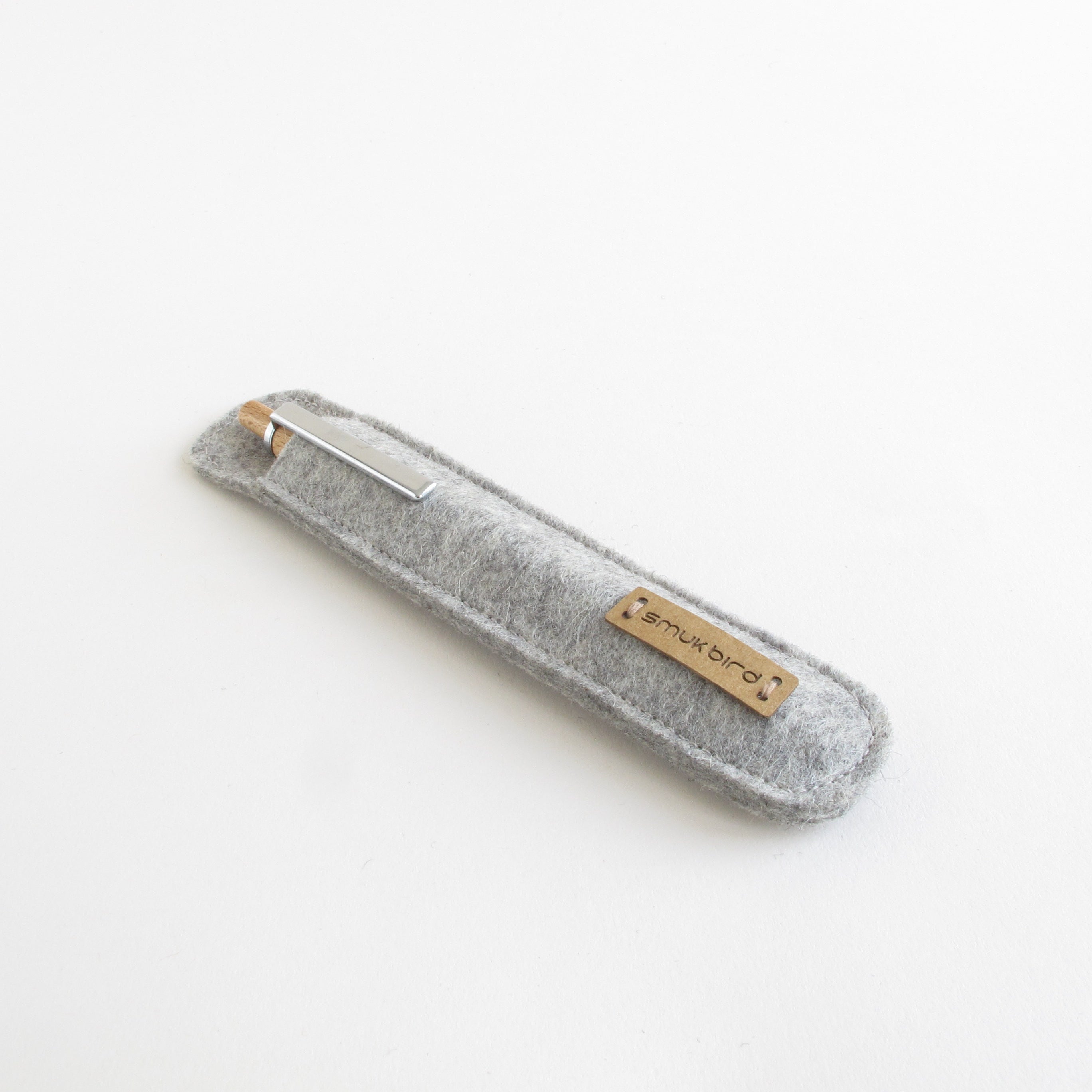 Nachhaltiges Filz Stiftetui aus 100% Wolle | Hellgrau | inkl. Kugelschreiber aus Holz