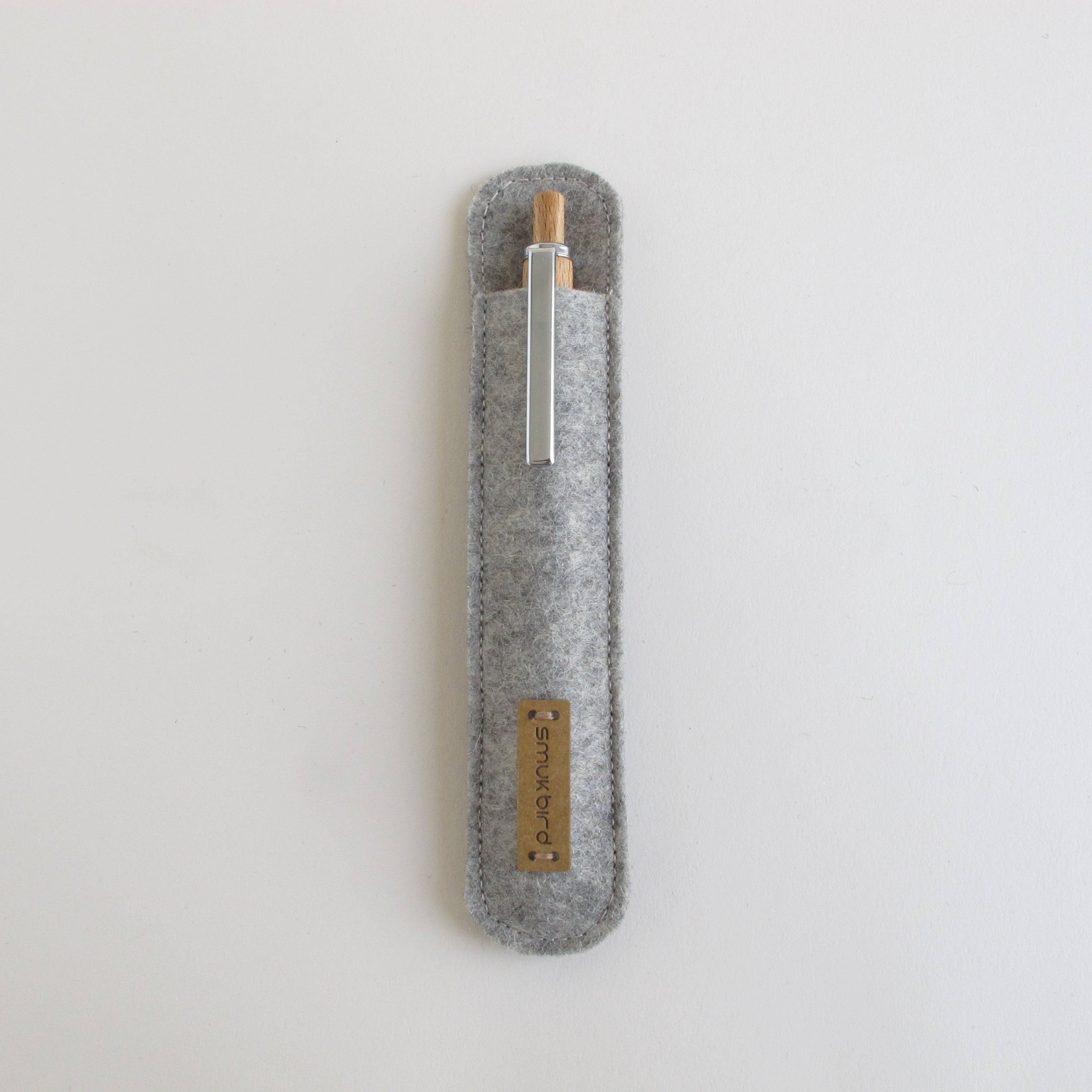 Nachhaltiges Filz Stiftetui aus 100% Wolle | Hellgrau | inkl. Kugelschreiber aus Holz