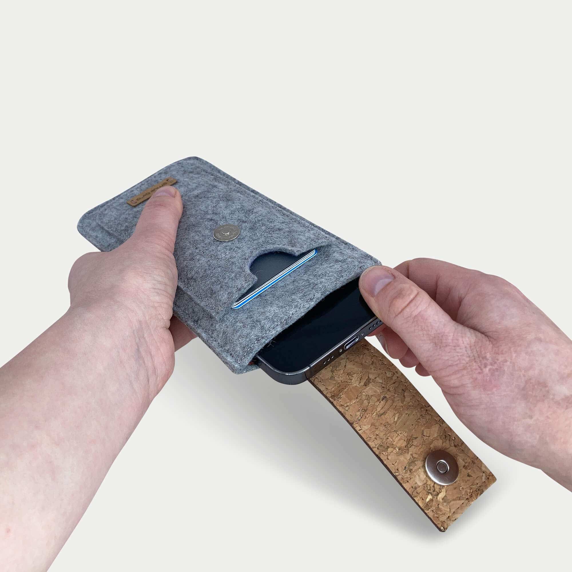 Handytasche für iPhone SE 2022 | mit Magnetverschluss und extra Fach | hellgrau - Shapes | Modell HAKA