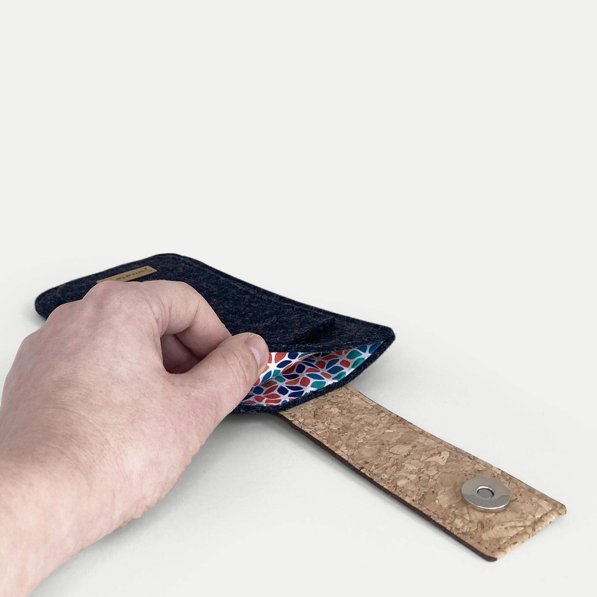 Handytasche für Samsung Galaxy S22 | mit Magnetverschluss und extra Fach | anthrazit - Colorful | Modell HAKA