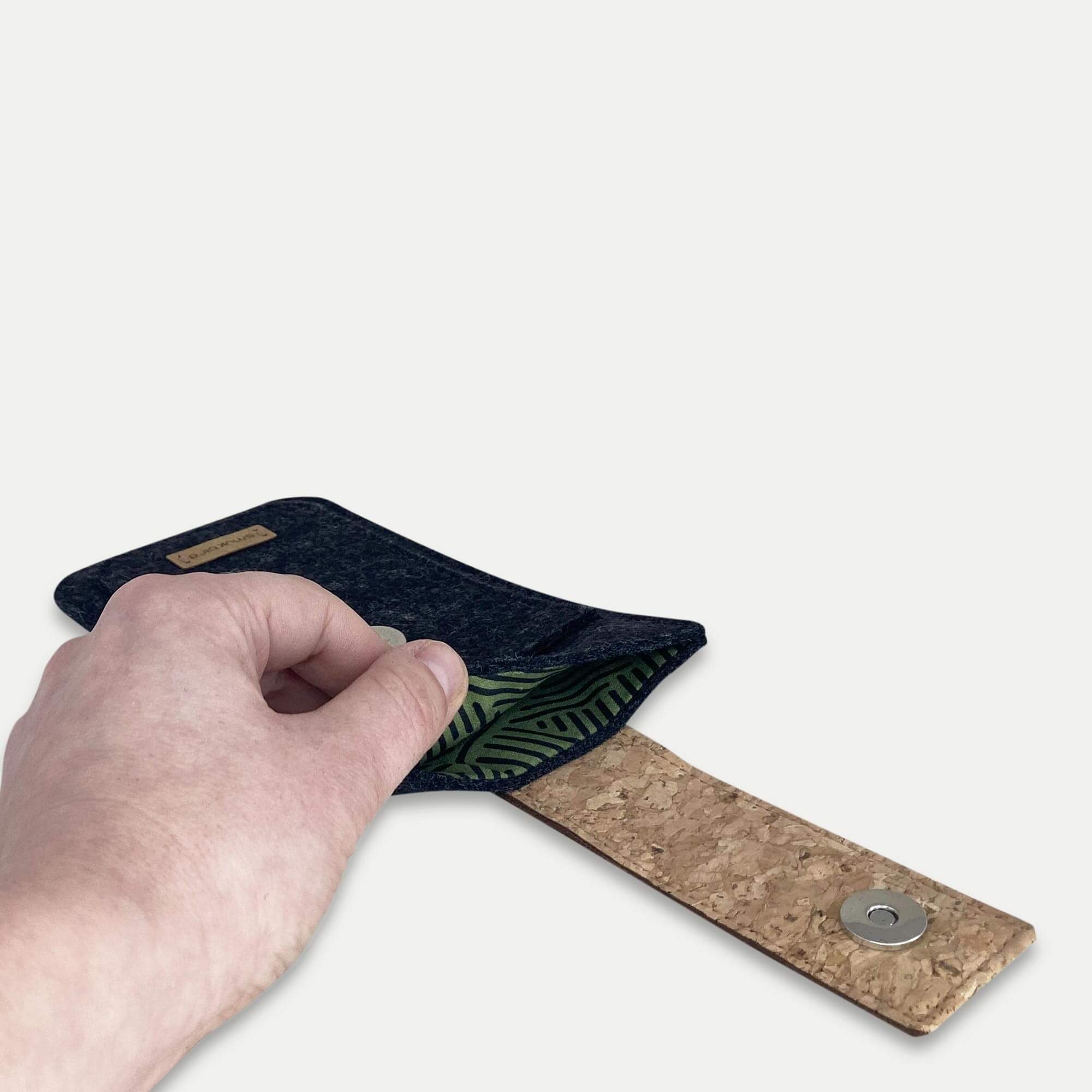 Handytasche für Samsung Galaxy S22 | mit Magnetverschluss und extra Fach | anthrazit - Stripes | Modell HAKA