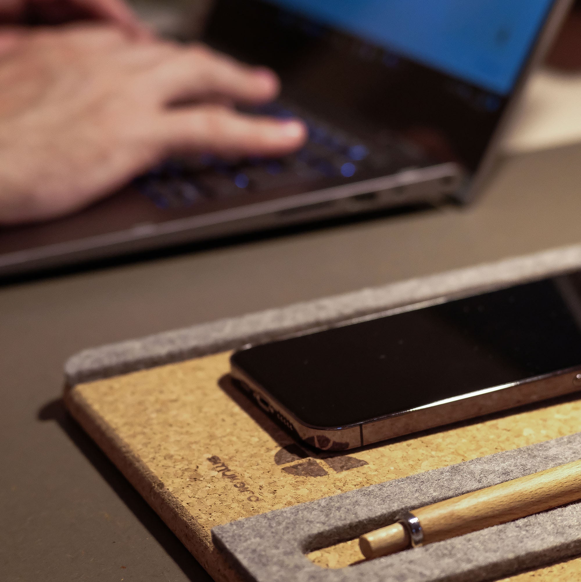 Organizer für Handy, Notizblock & Stifte | aus Filz und Kork | hellgrau