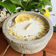 Limitierte Einzelstücke: Outdoor Citronella-Betonkerze „Mugge Schreck“ – Handgemachter Insektenschutz aus dem Südschwarzwald mit Blütenverzierung