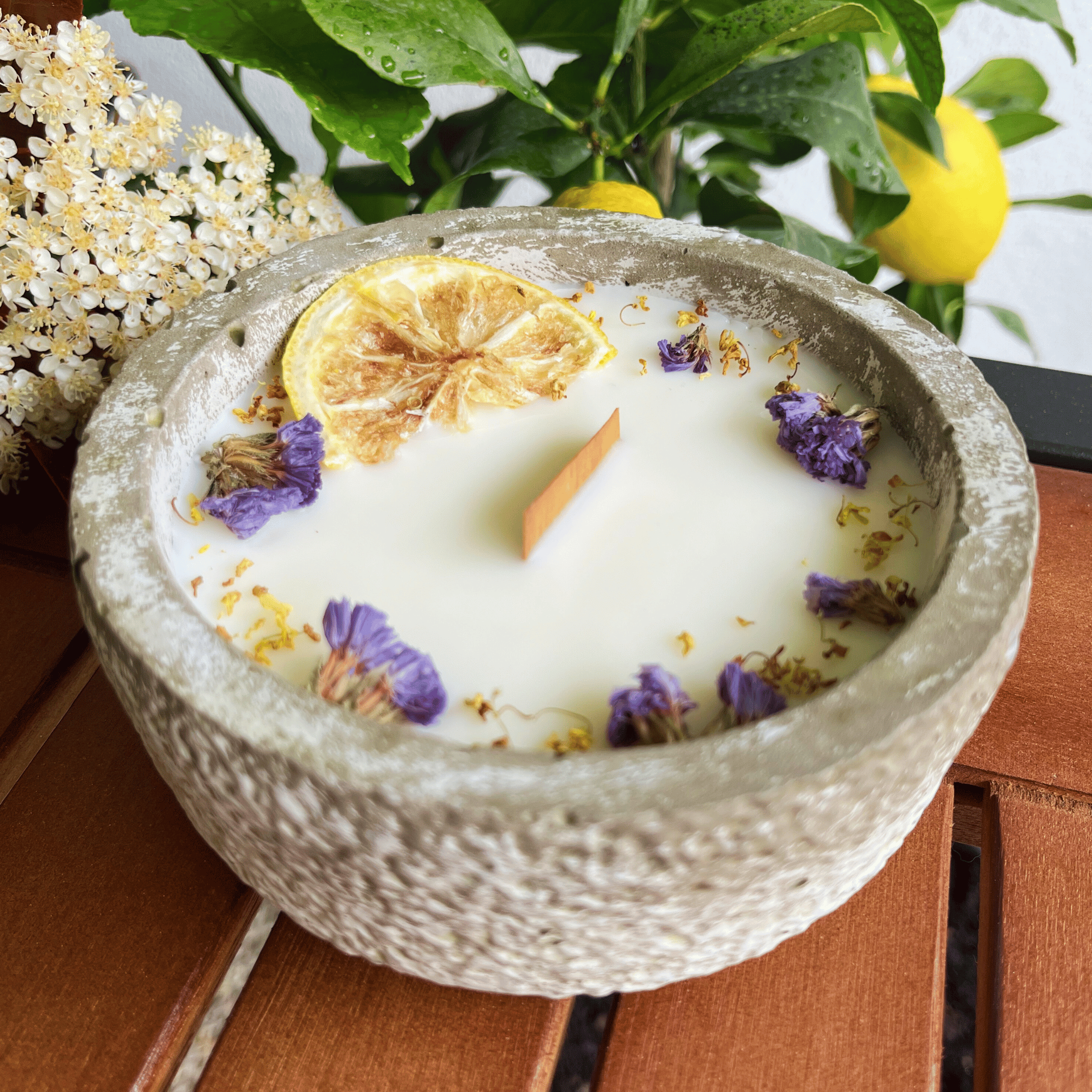 Limitierte Einzelstücke: Outdoor Citronella-Betonkerze „Mugge Schreck“ – Handgemachter Insektenschutz aus dem Südschwarzwald mit Blütenverzierung