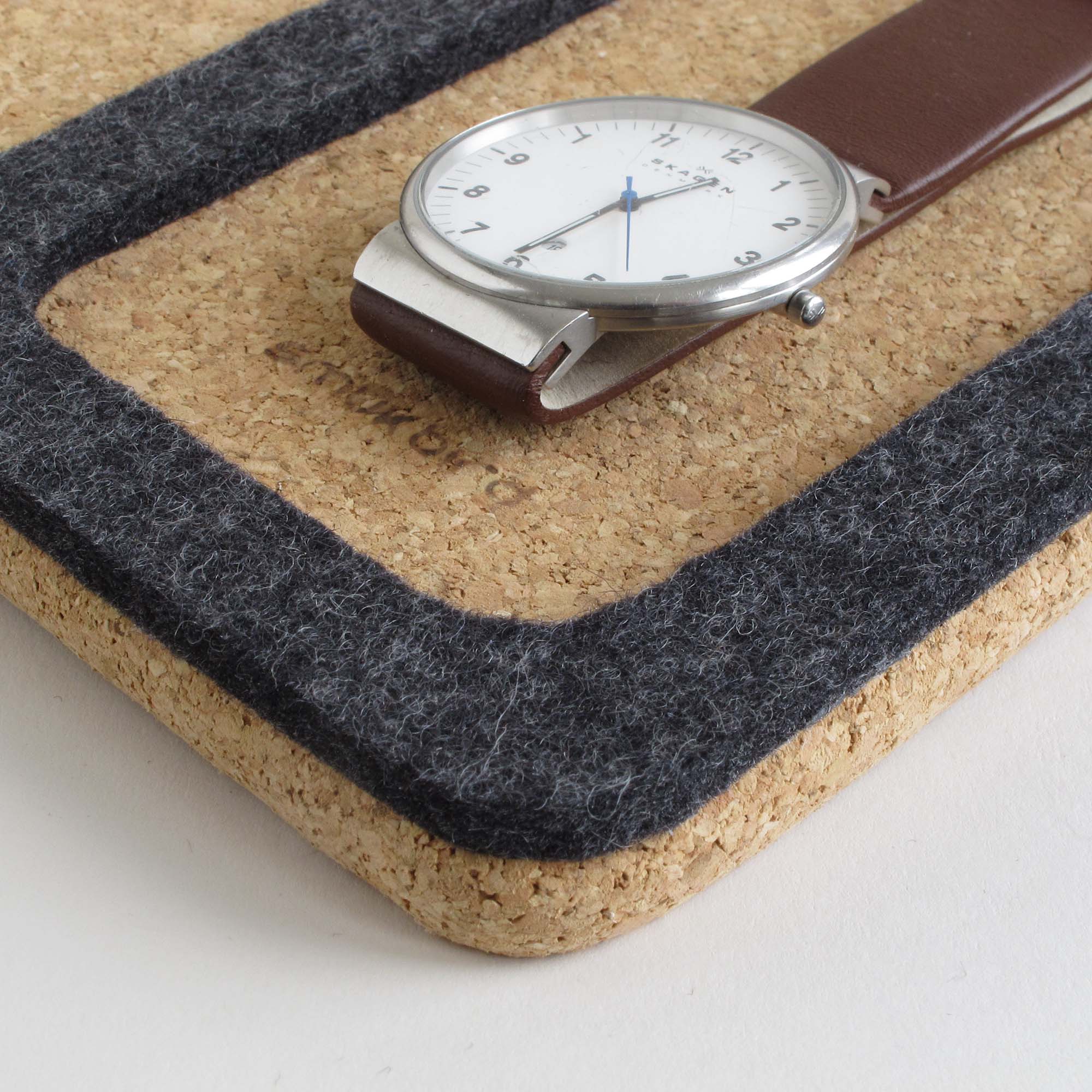 Organizer für Handy, Brille, Notizblock, Uhr & Co. | aus Filz und Kork | anthrazit