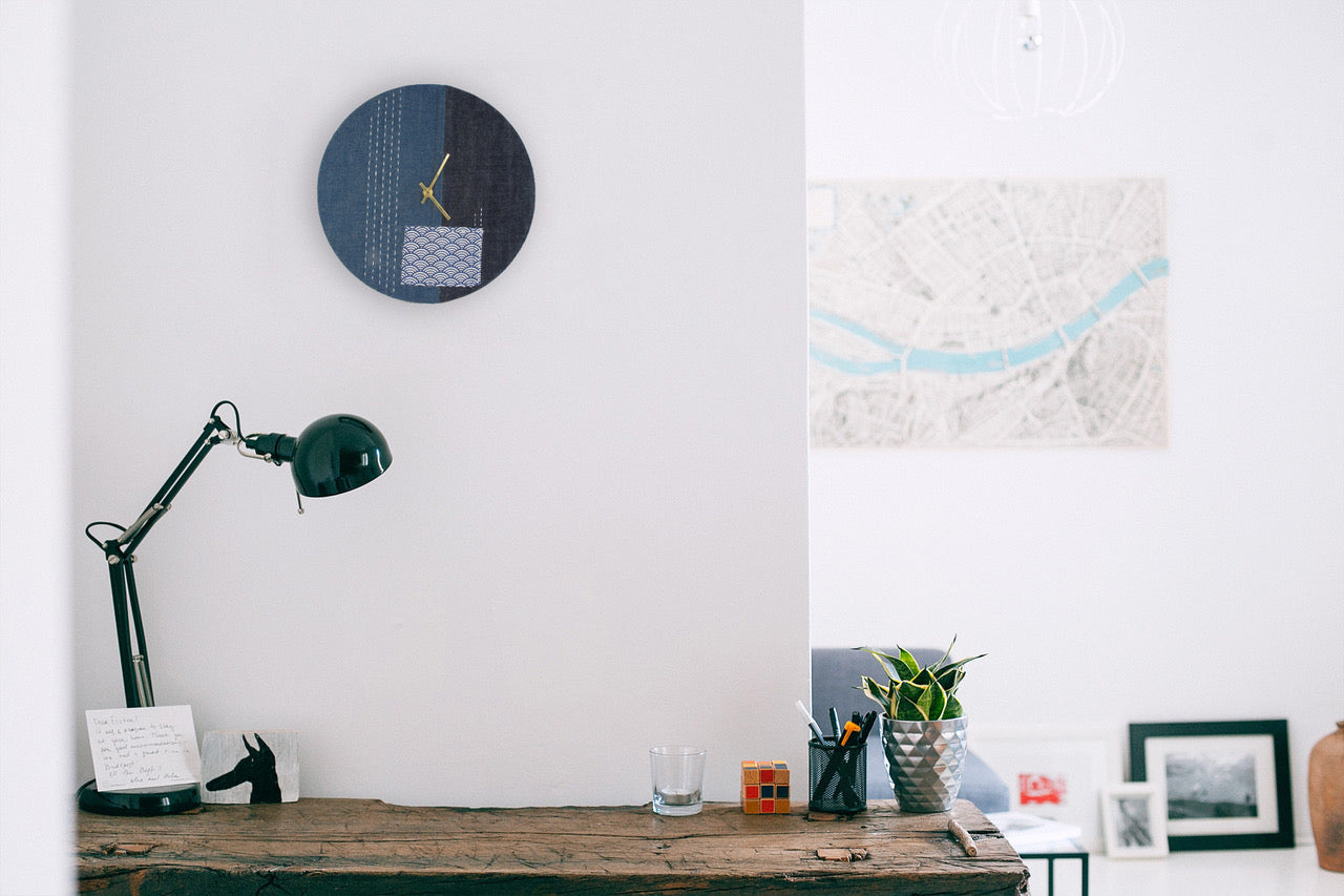 Wanduhr Wabi Sabi Denim rund 30 cm | Denim - Gold | Design: Fukuoka