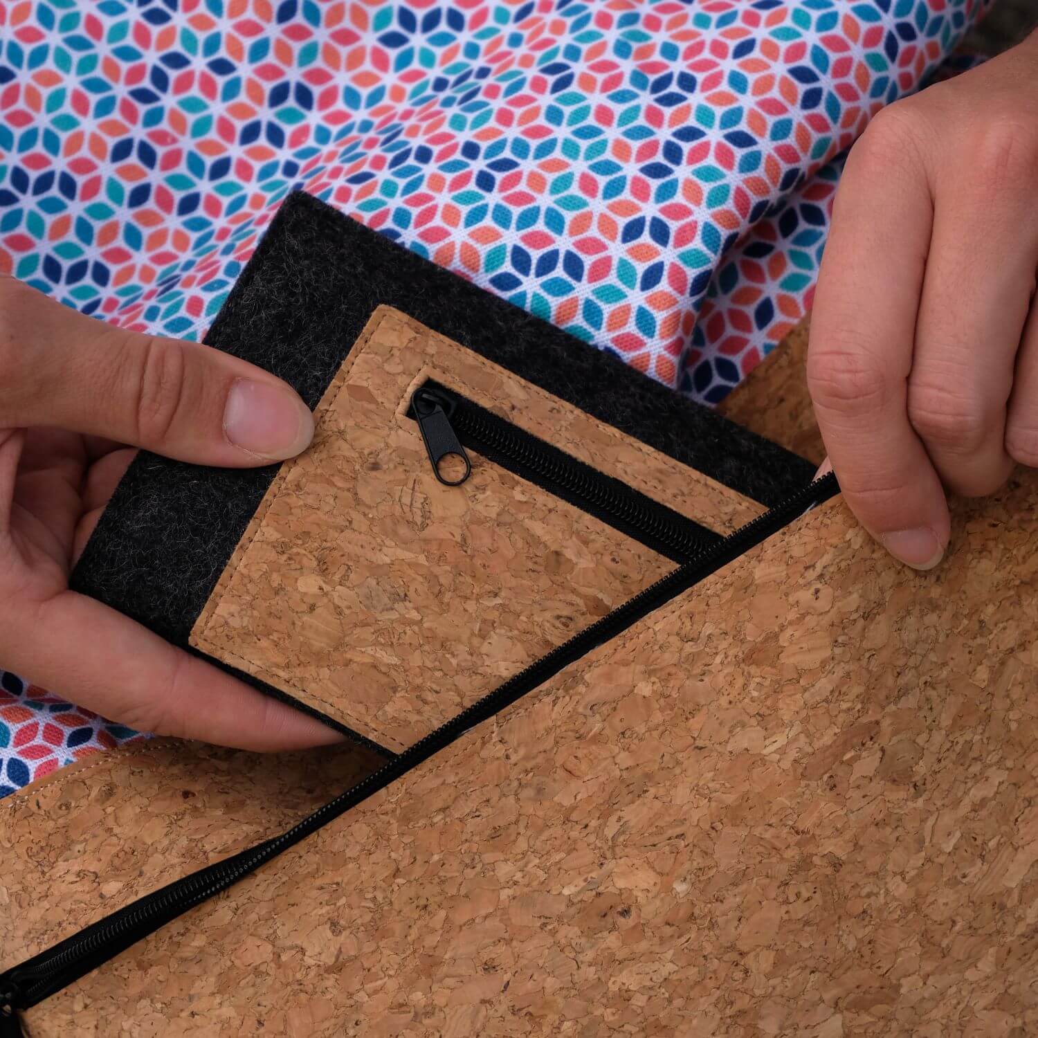 Handytasche mit Kartenfach für Xiaomi Poco X5 Pro | anthrazit - shapes | Modell "ZIP"