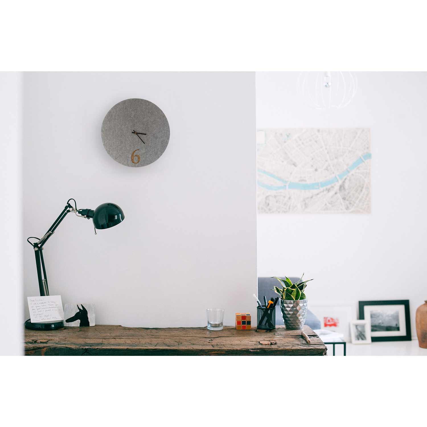 Wanduhr aus Filz und Kork 30 cm | hellgrau - schwarz | Design: Aarhus