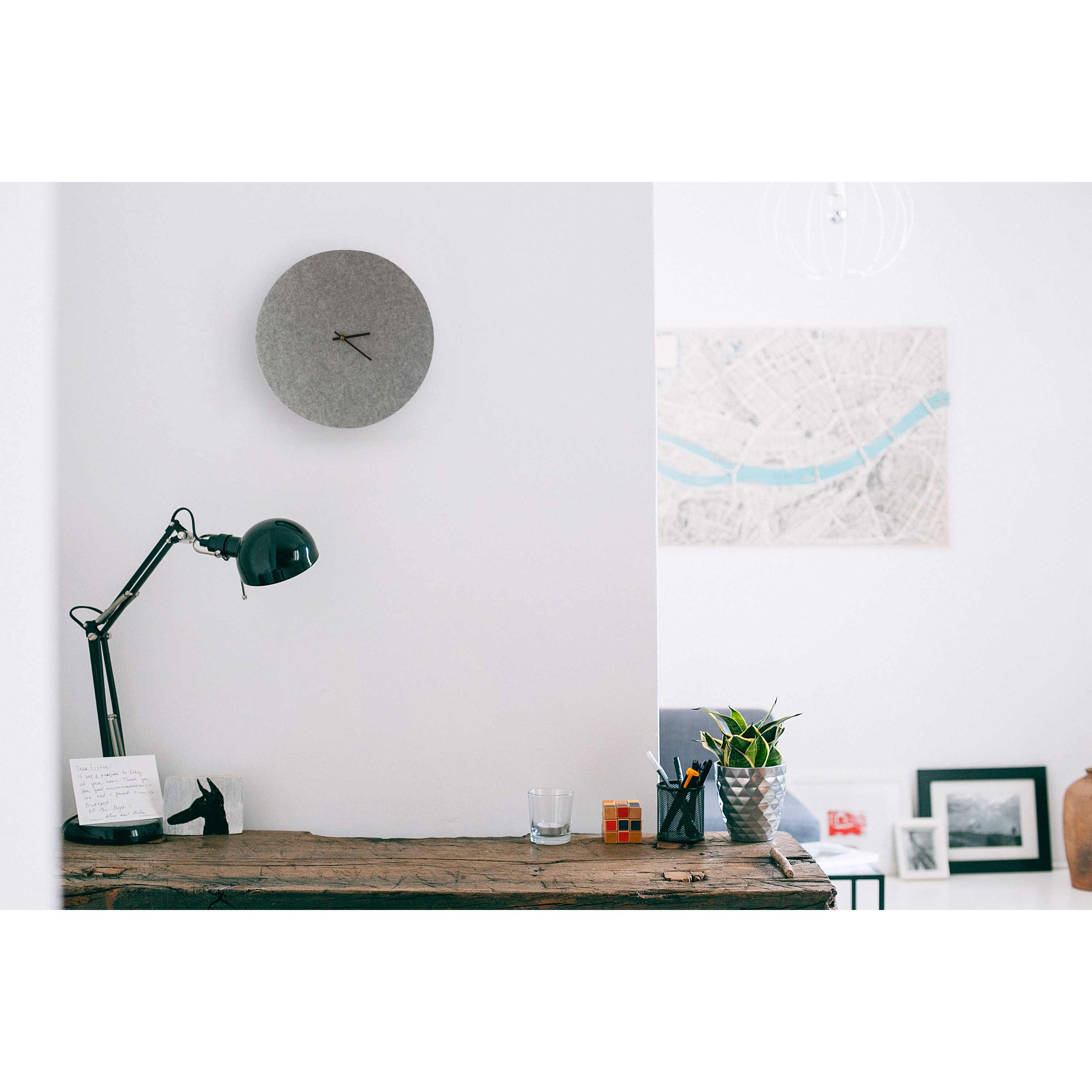 Wanduhr aus Filz und Kork 30 cm | hellgrau - schwarz | Design: Aalborg