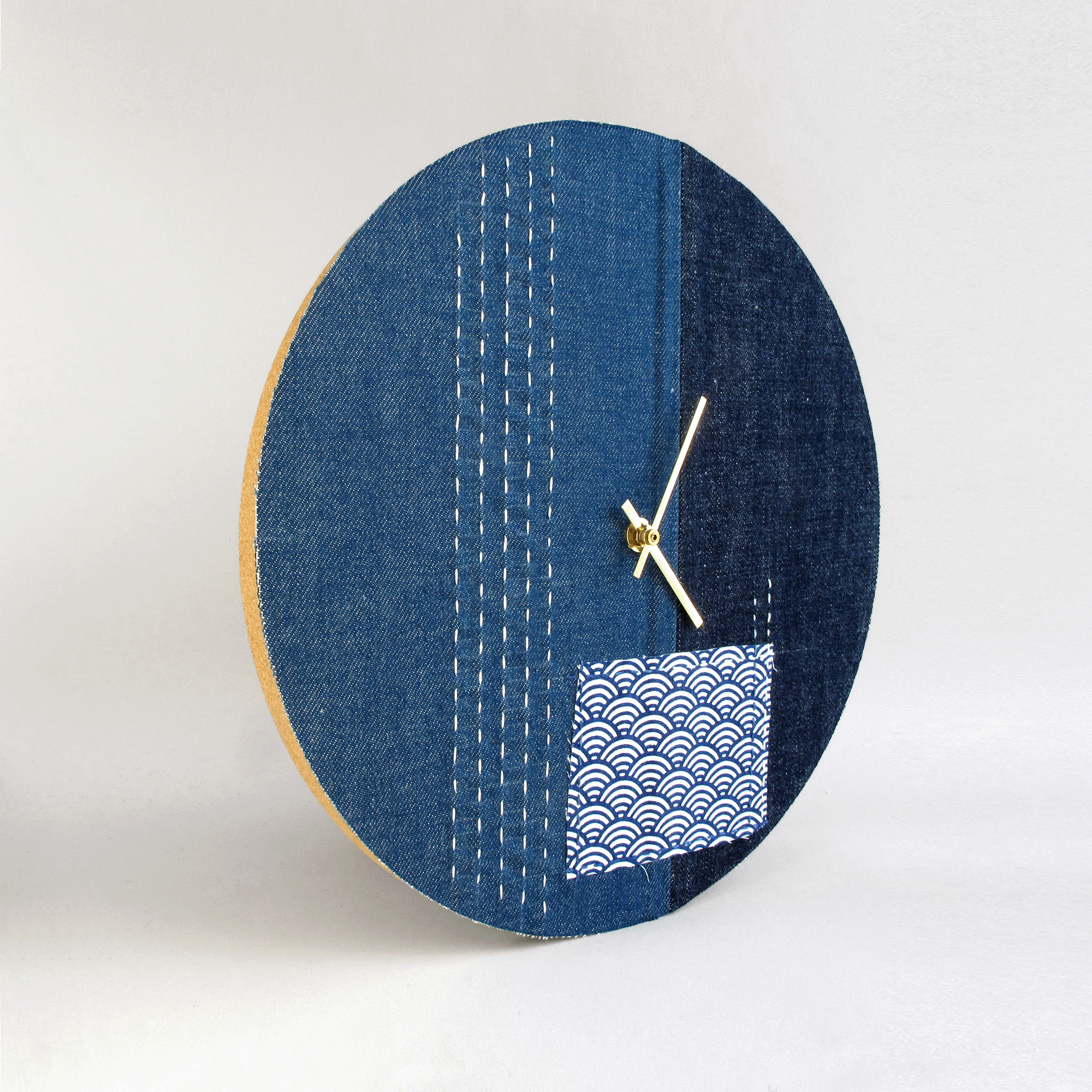Wanduhr Wabi Sabi Denim rund 30 cm | Denim - Gold | Design: Nagoya
