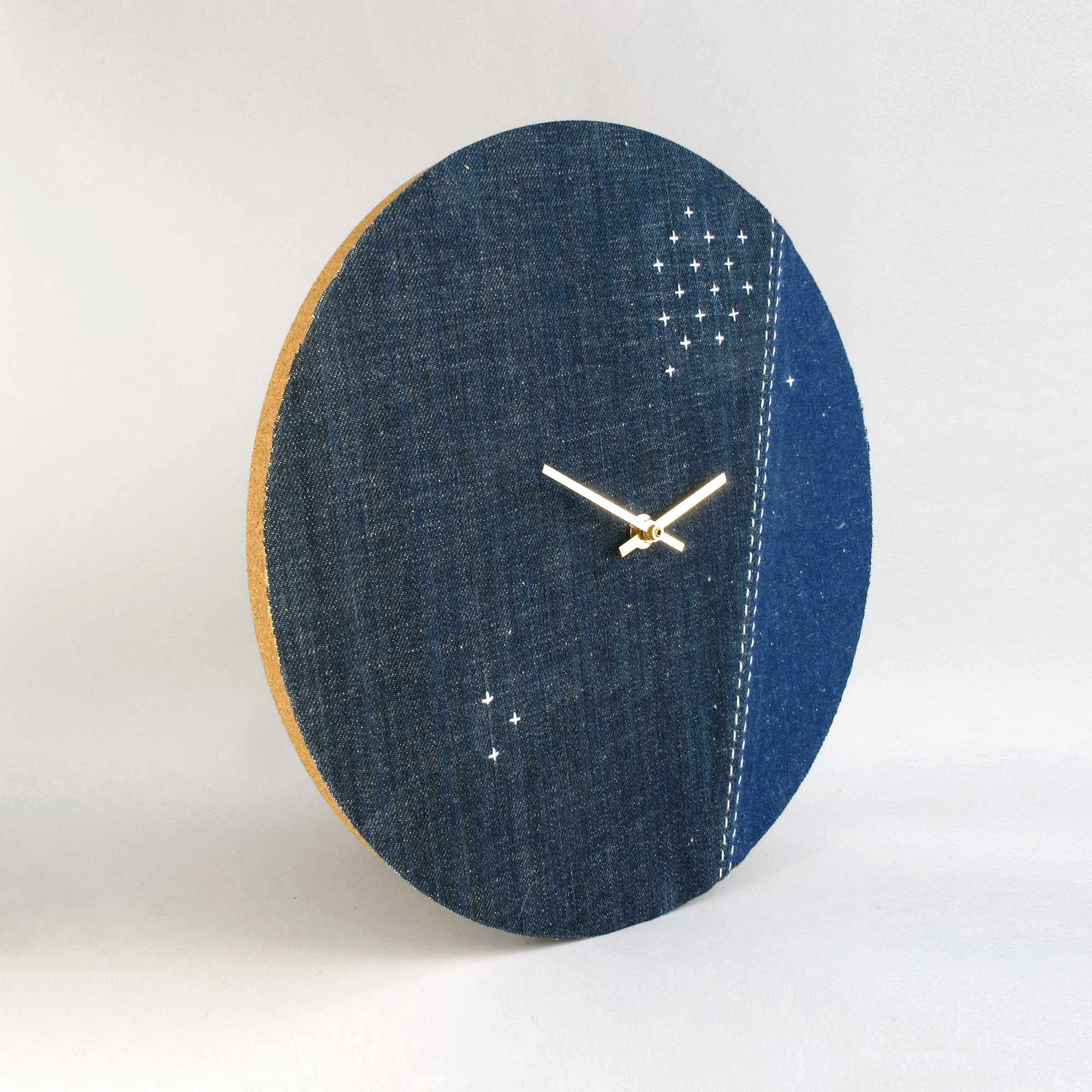 Wanduhr Wabi Sabi Denim rund 30 cm | Denim - Gold | Design: Osaka