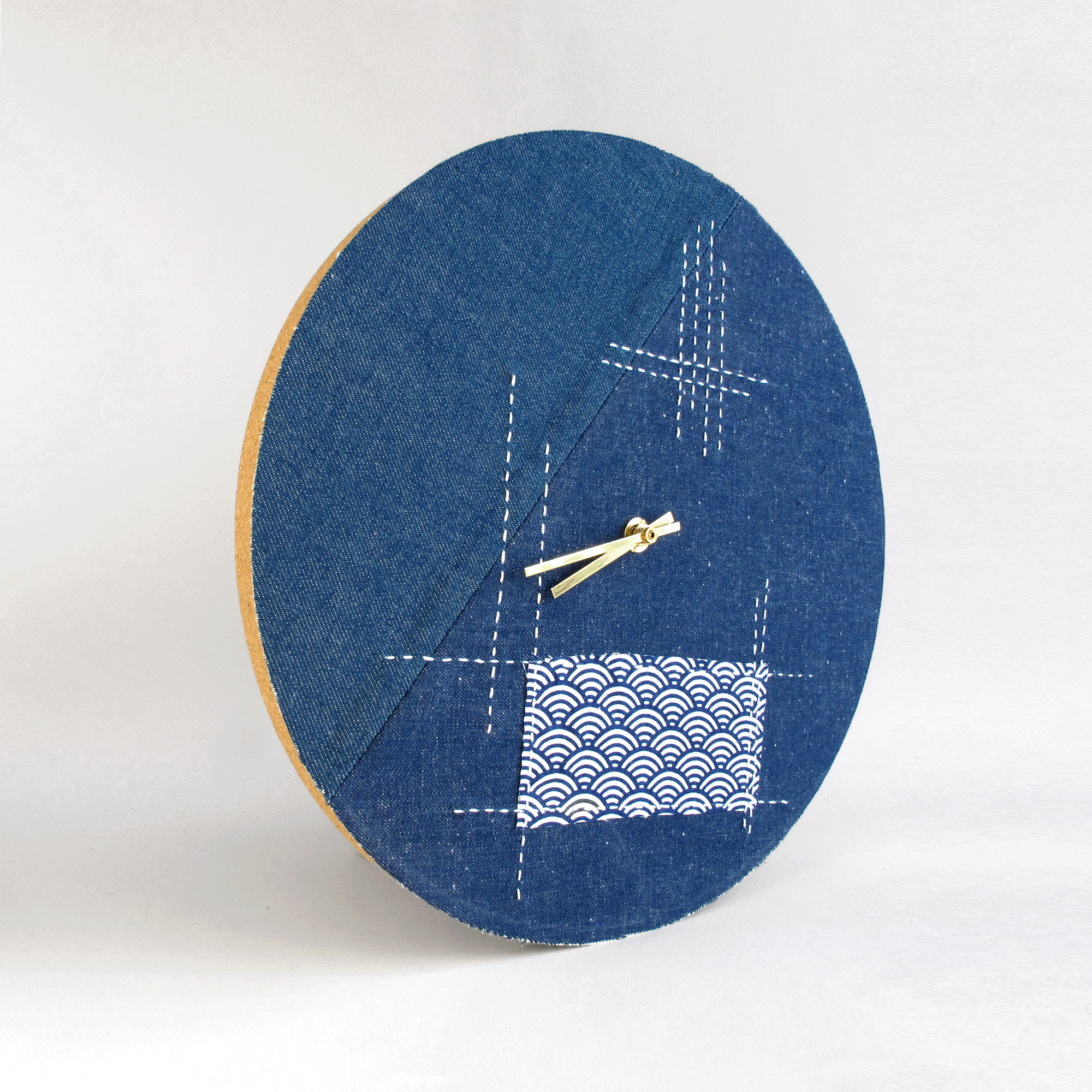 Wanduhr Wabi Sabi Denim rund 30 cm | Denim - Gold | Design: Tokio