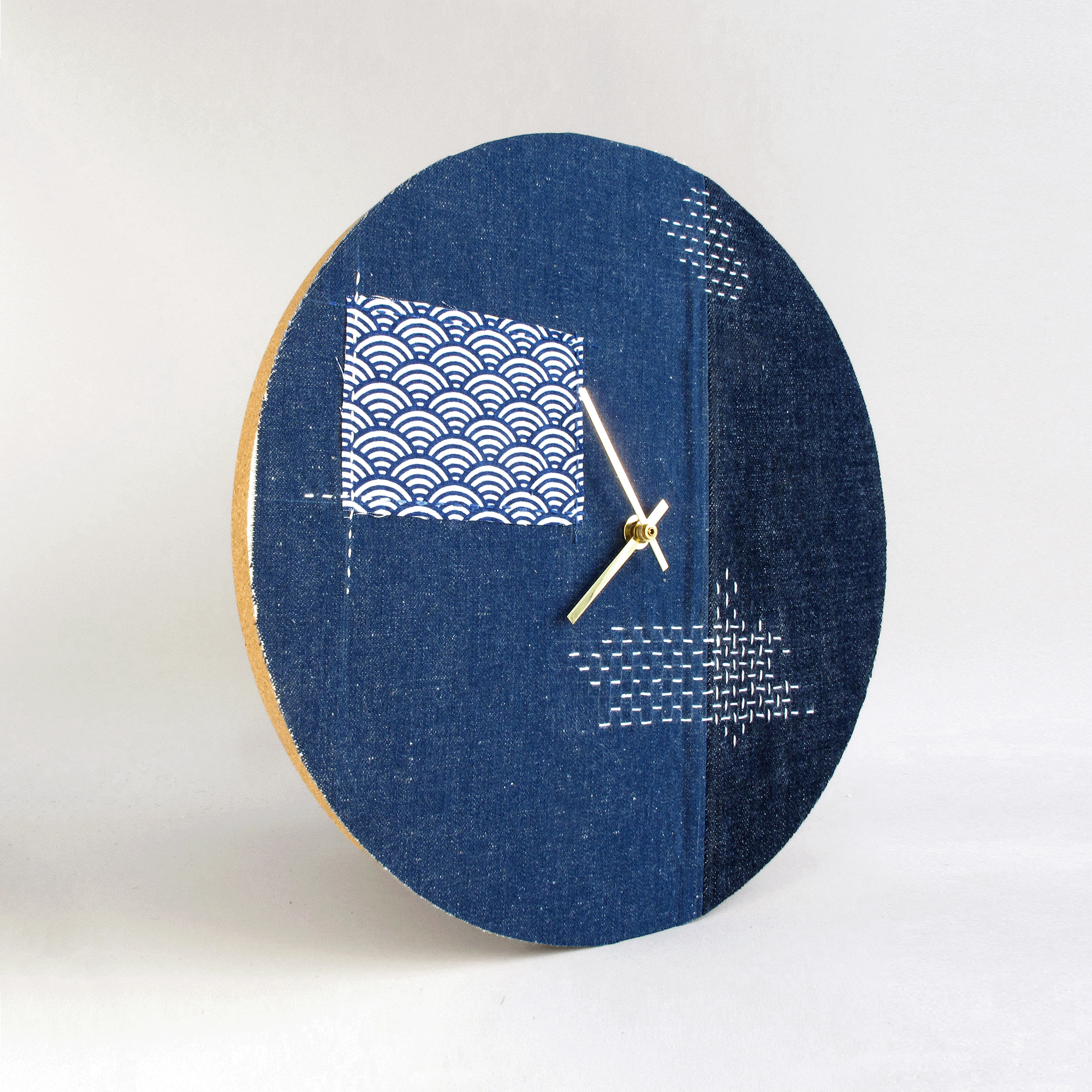 Wanduhr Wabi Sabi Denim rund 30 cm | Denim - Gold | Design: Fukuoka