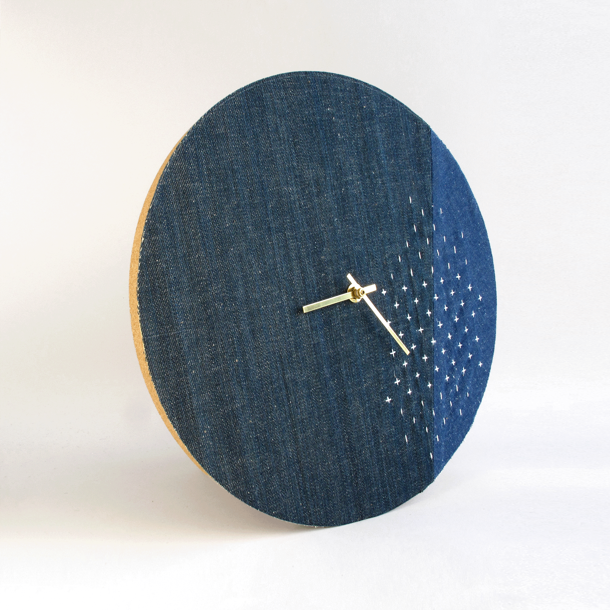 Wanduhr Wabi Sabi Denim rund 30 cm | Denim - Gold | Design: Sapporo
