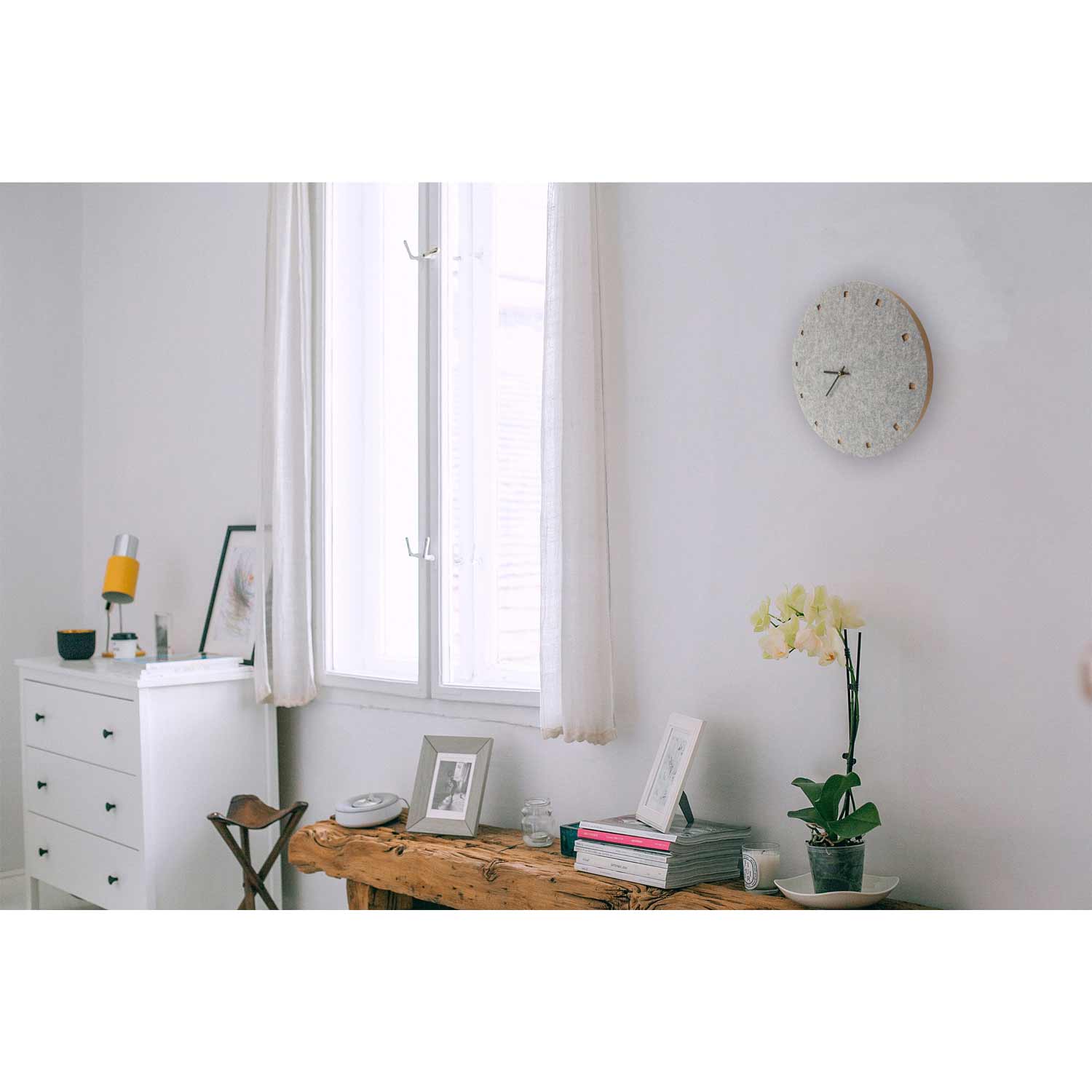 Wanduhr aus Filz und Kork 30 cm | hellgrau - schwarz | Design: Esbjerg