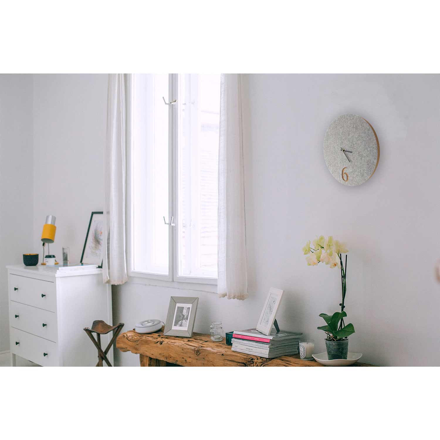 Wanduhr aus Filz und Kork 30 cm | hellgrau - schwarz | Design: Aarhus