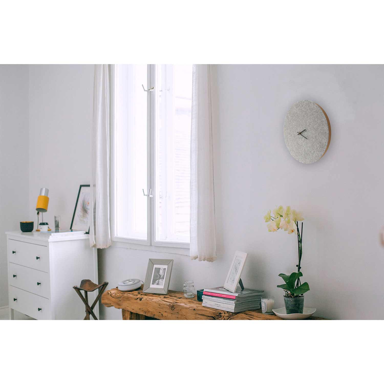 Wanduhr aus Filz und Kork 30 cm | hellgrau - schwarz | Design: Aalborg