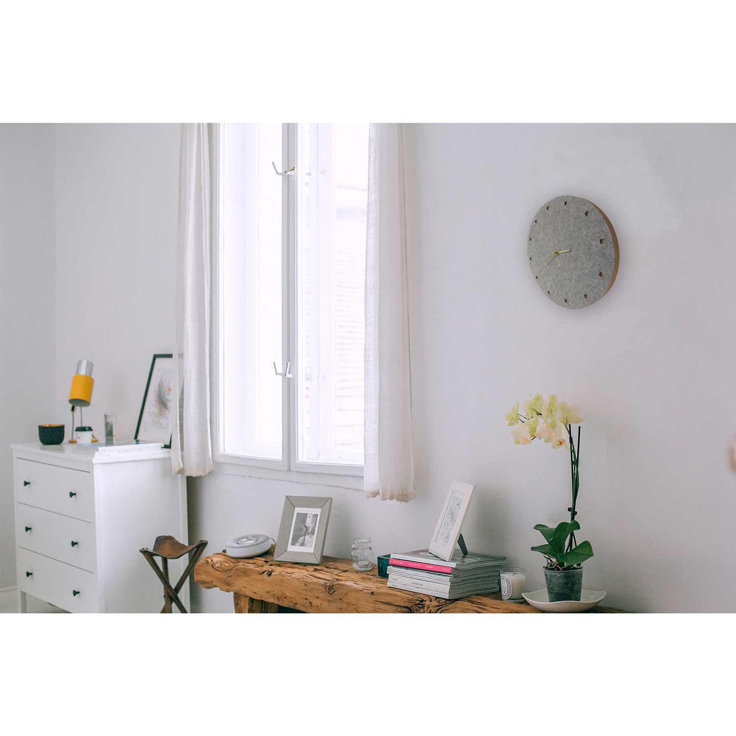 Wanduhr aus Filz und Kork 30 cm | hellgrau - gold | Design: Esbjerg