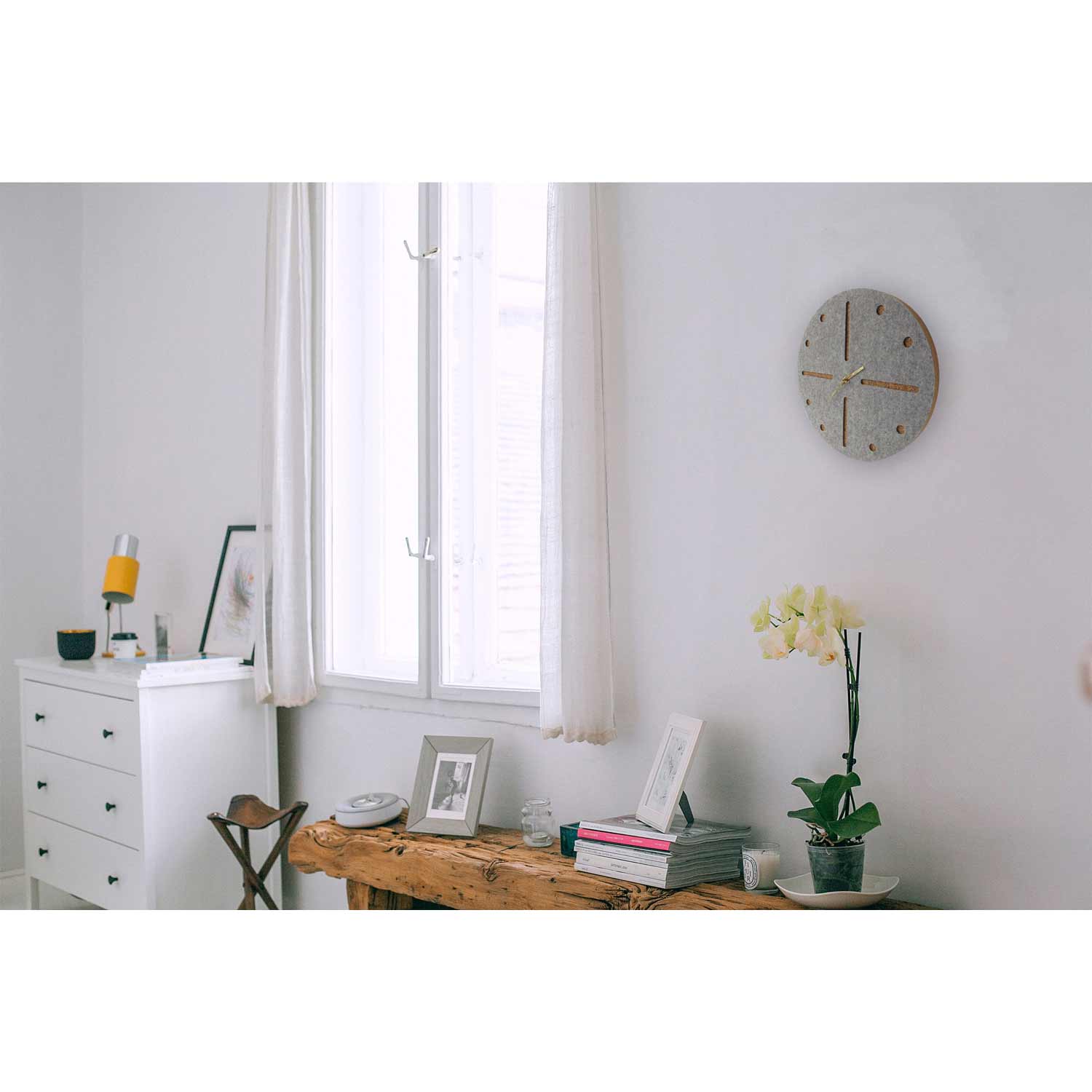 Wanduhr aus Filz und Kork 30 cm | hellgrau - gold | Design: Odense