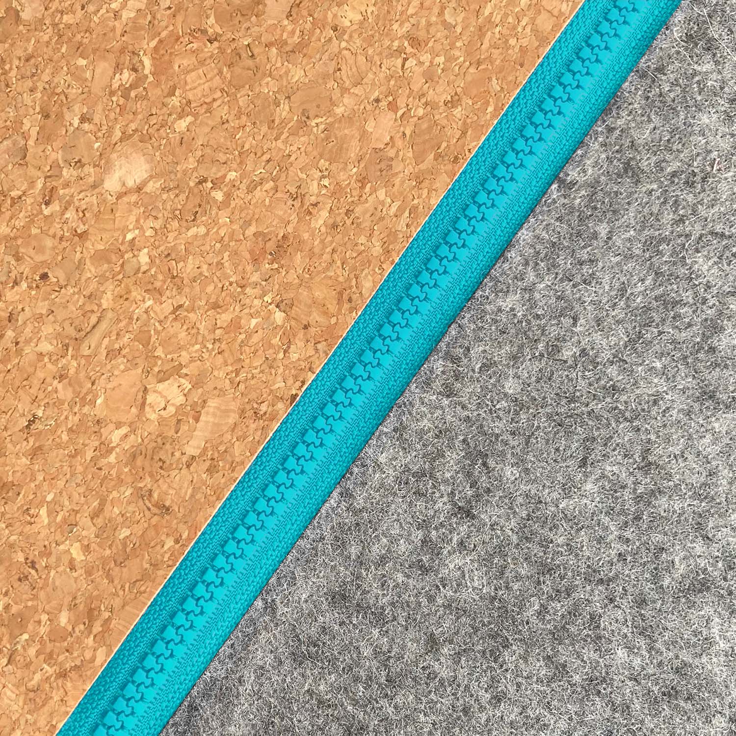 Zubehörtasche für Kabel & Co. | aus Filz und Kork | hellgrau-azur