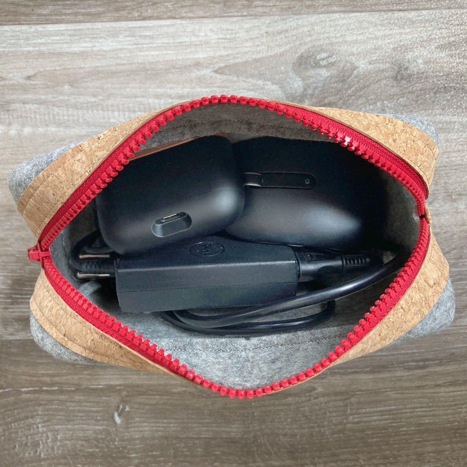 Zubehörtasche für Kabel & Co. | aus Filz und Kork | hellgrau-grün