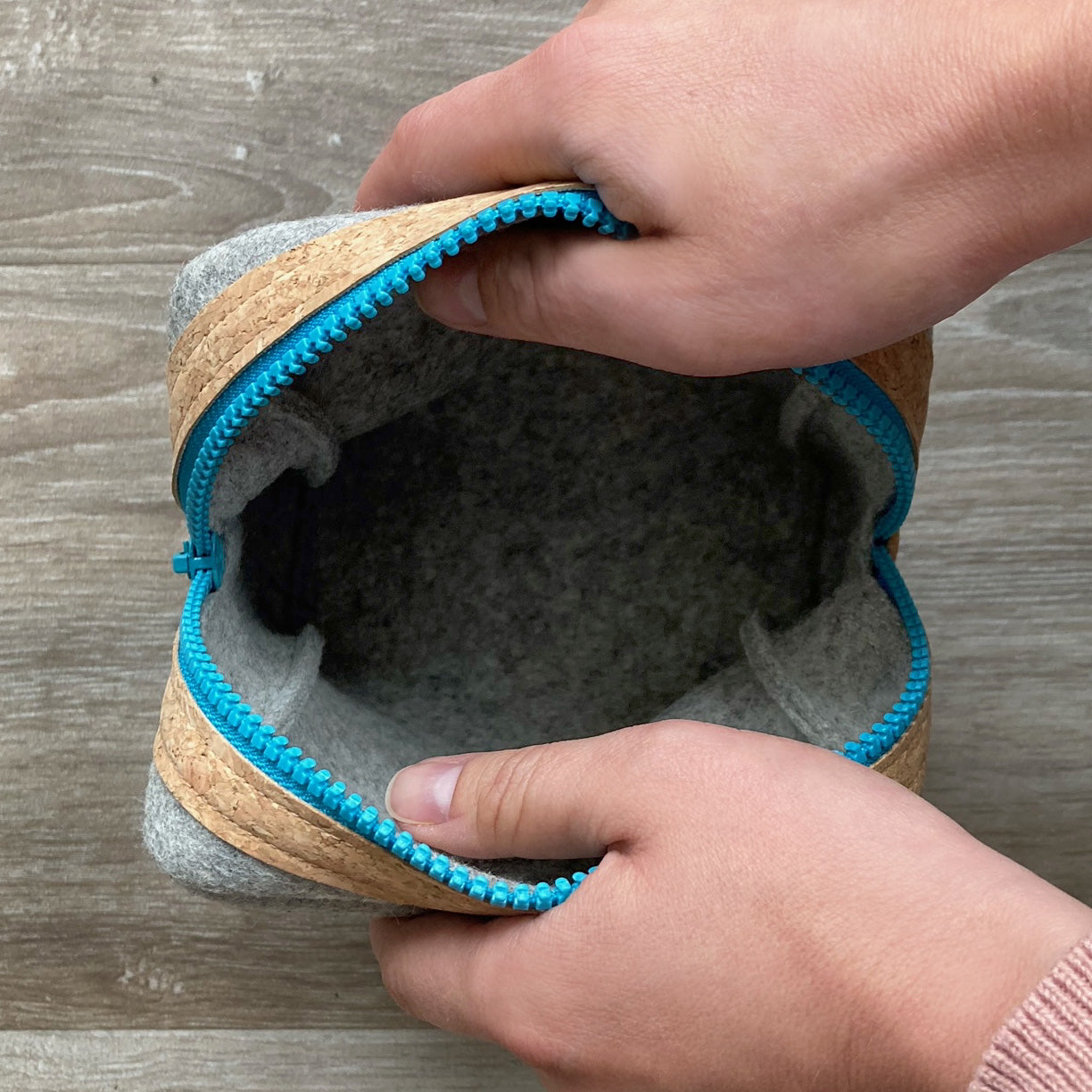 Zubehörtasche für Kabel & Co. | aus Filz und Kork | anthrazit-grün