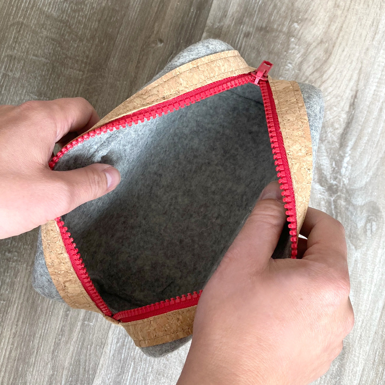 Zubehörtasche für Kabel & Co. | aus Filz und Kork | hellgrau-schwarz