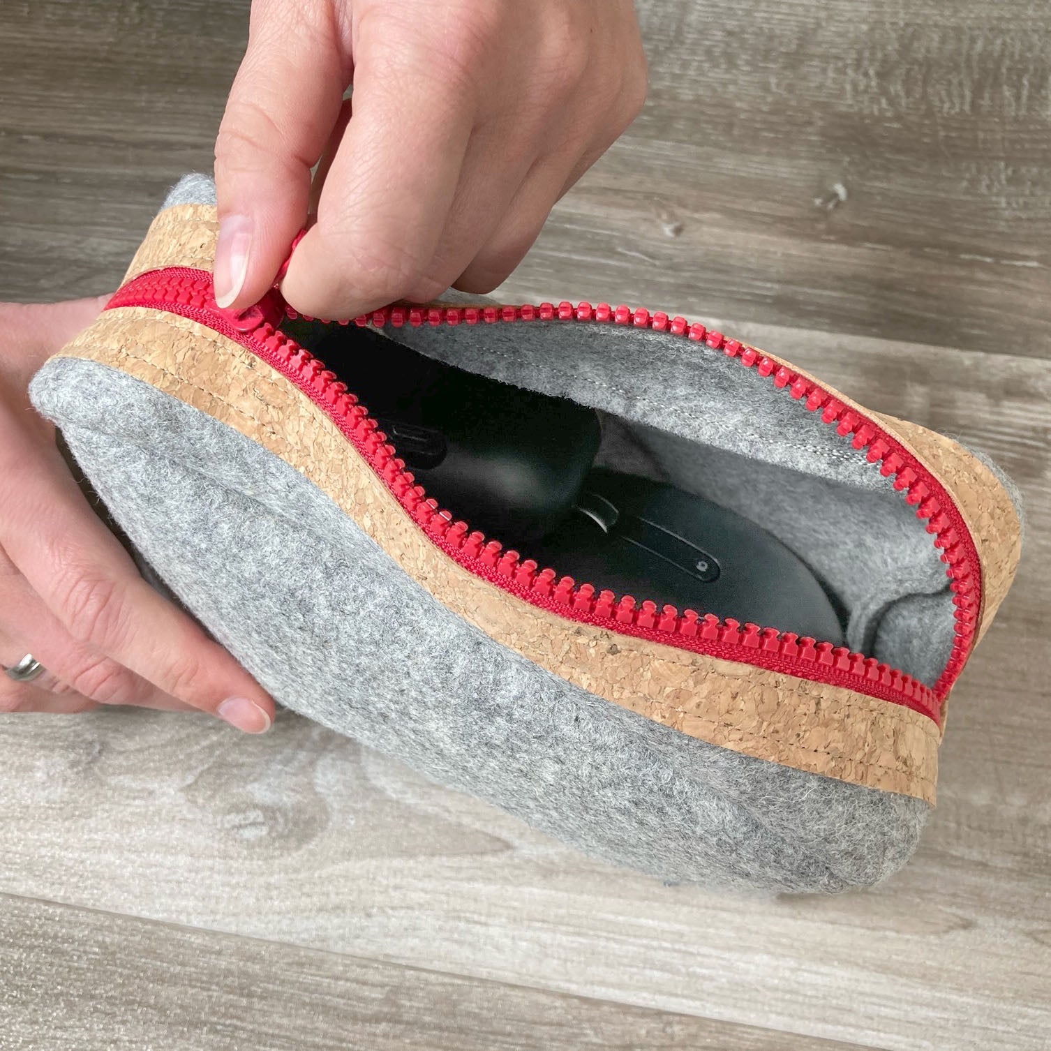 Zubehörtasche für Kabel & Co. | aus Filz und Kork | anthrazit-azur