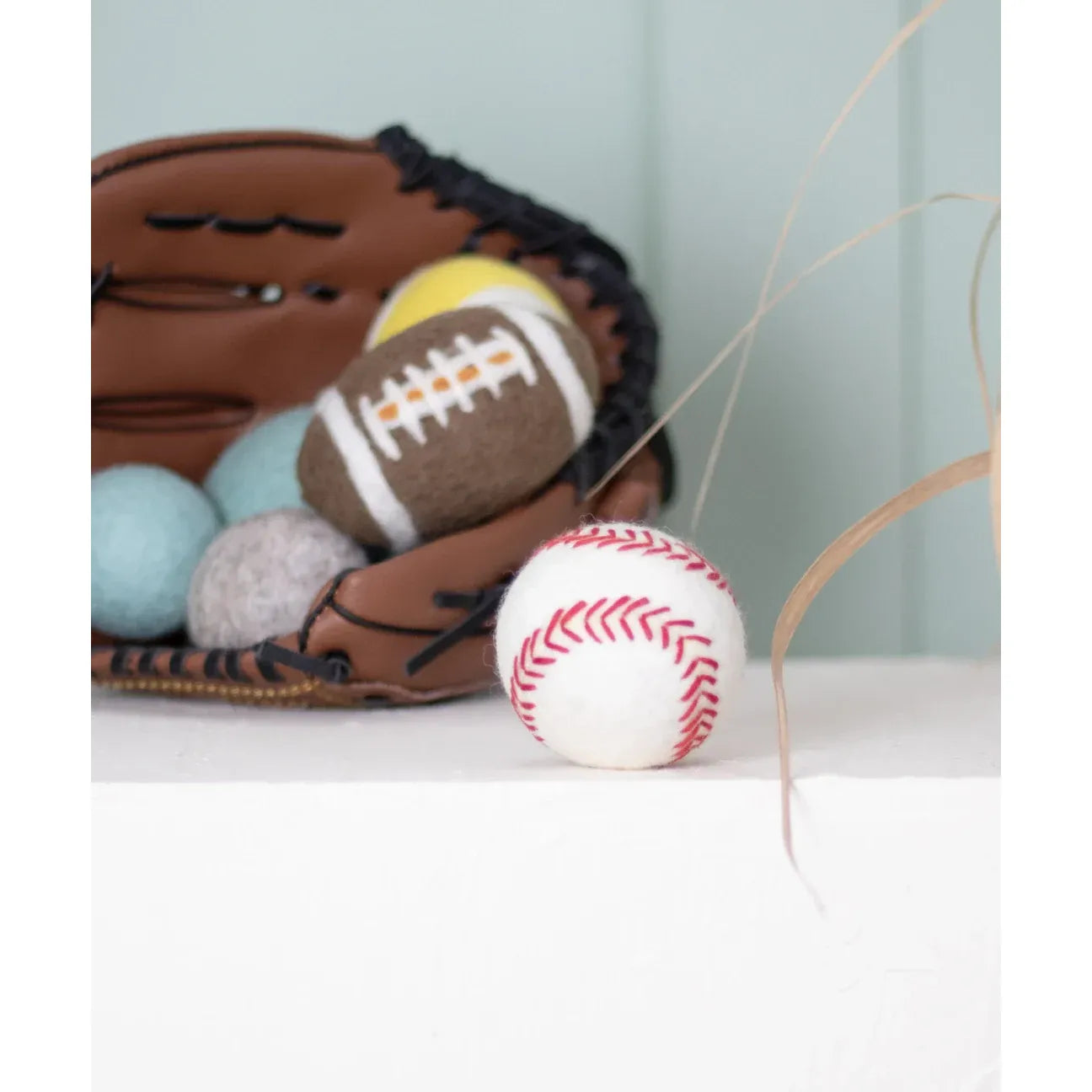 BUDDY. Hundespielzeug aus Schafwolle "Baseball"