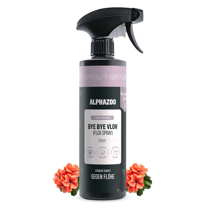 ByeByeVloh Flohspray für Hunde in 500ml Flasche mit Sprühkopf und Blumen im Hintergrund.