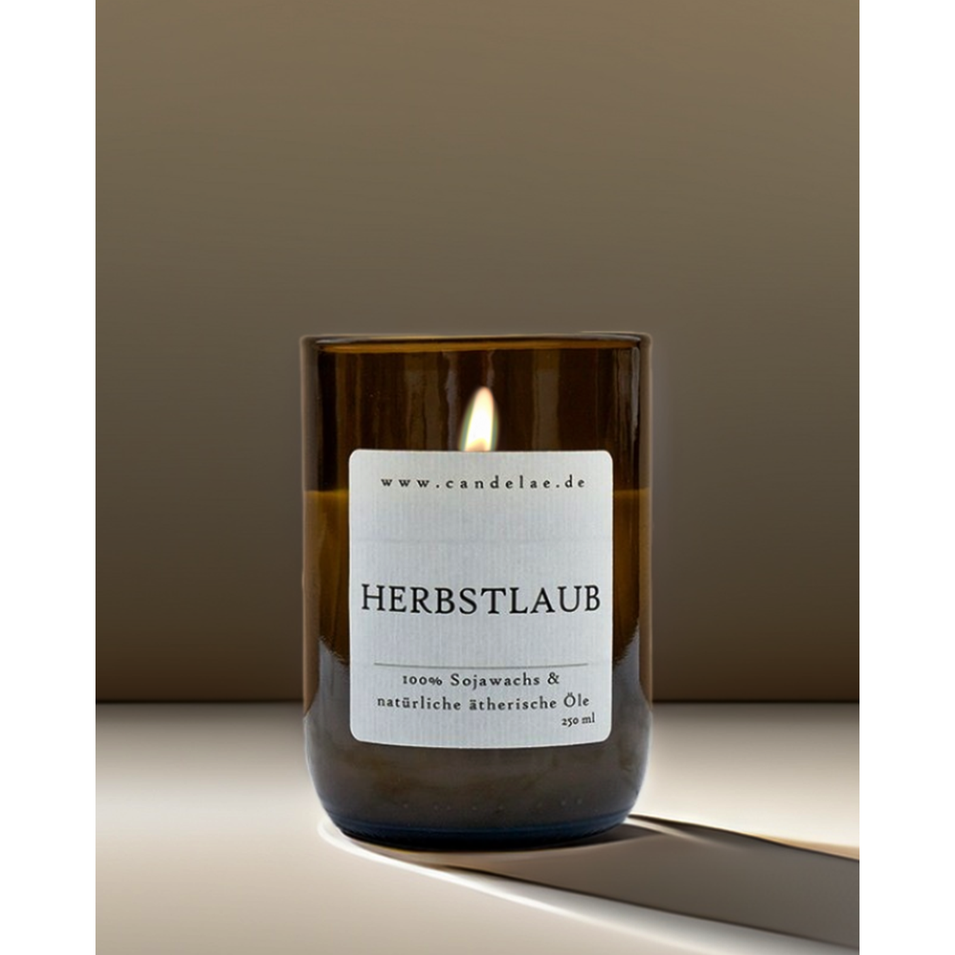 Herbstlaub Duftkerze Aus Veganem Sojawachs In Recyceltem Glas Für Gemütliche Herbstabende Mit Sanft Würzigen Noten