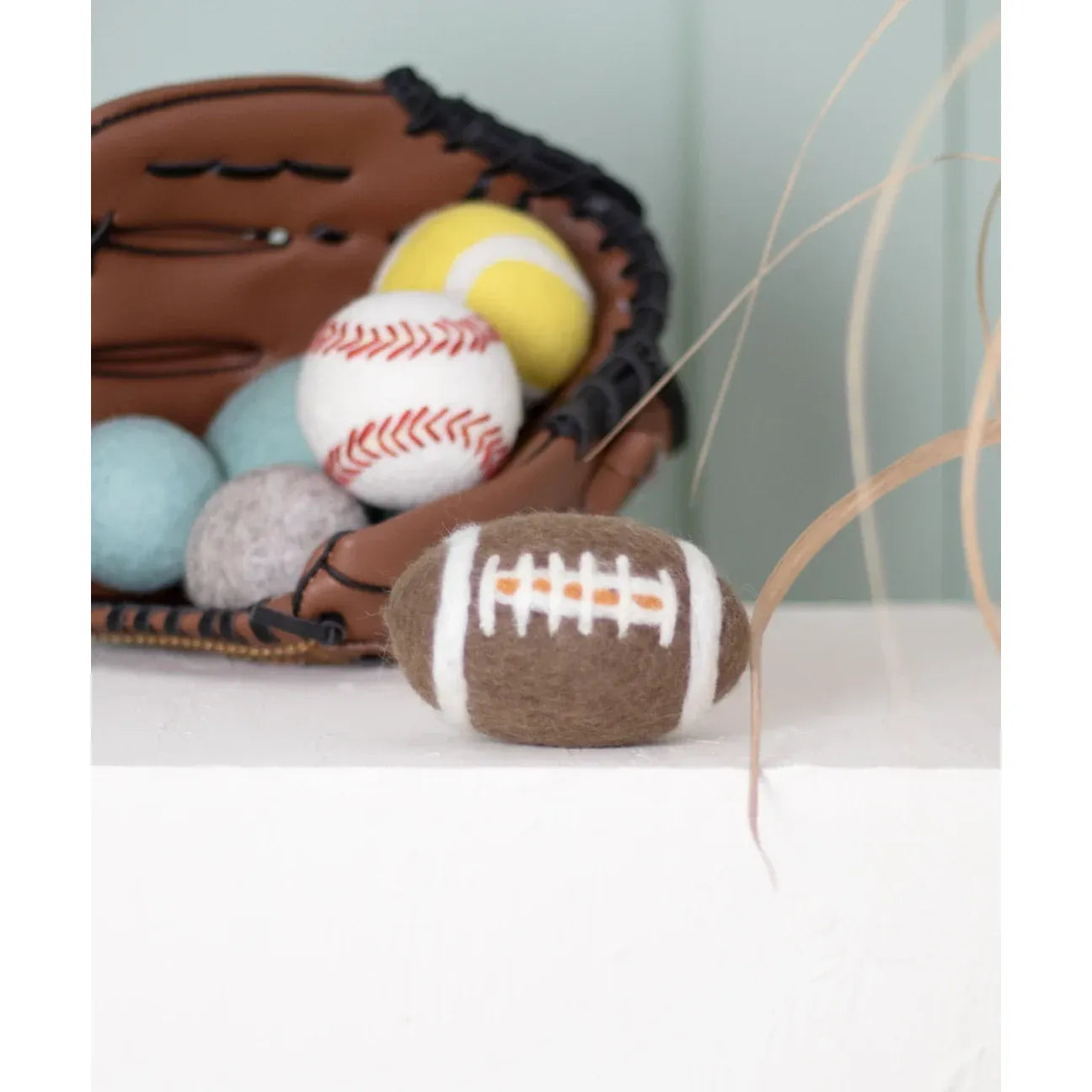 BUDDY. Hundespielzeug aus Schafwolle "Football"